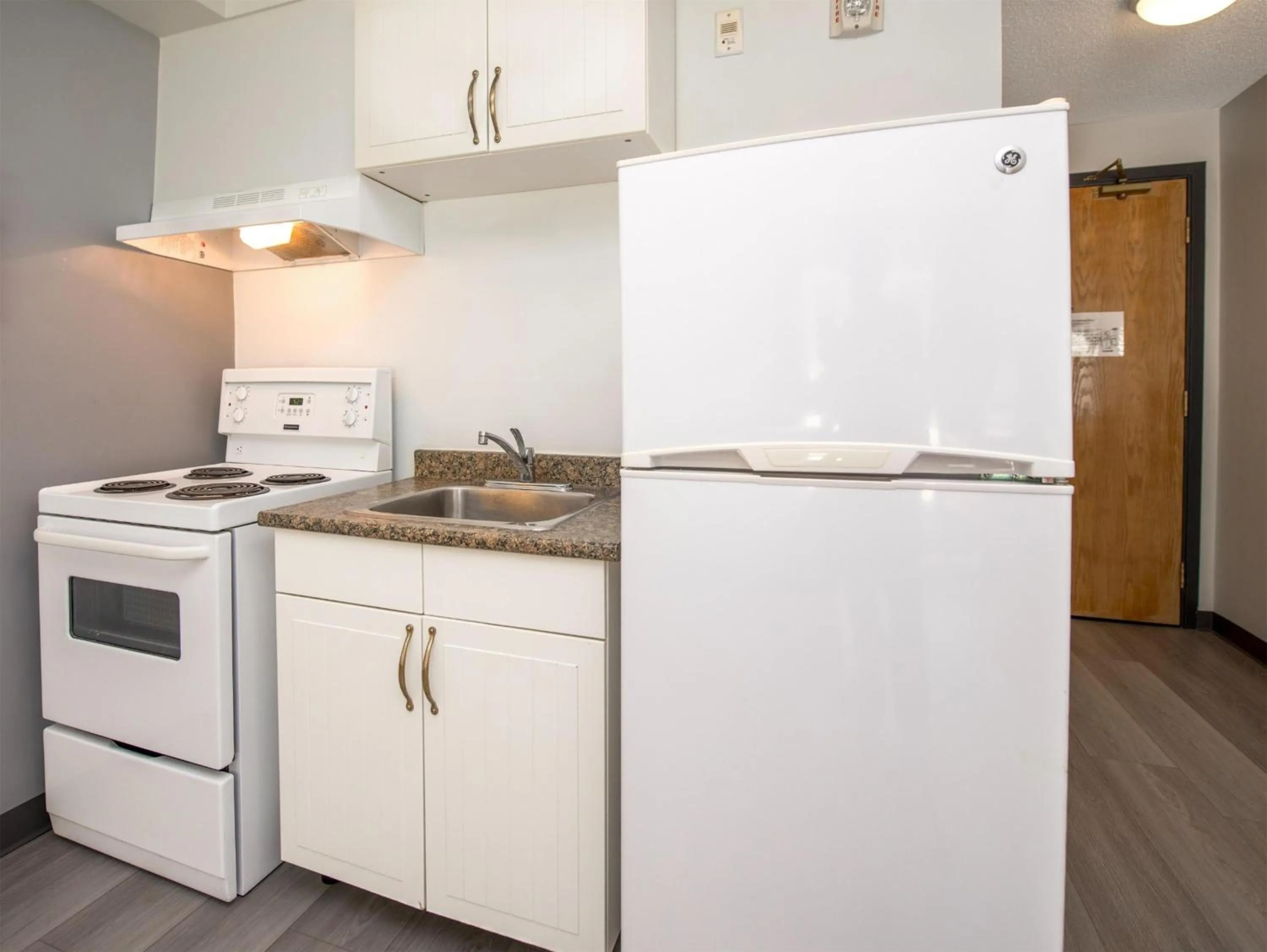 Kitchen or kitchenette in Coast Hinton Hotel