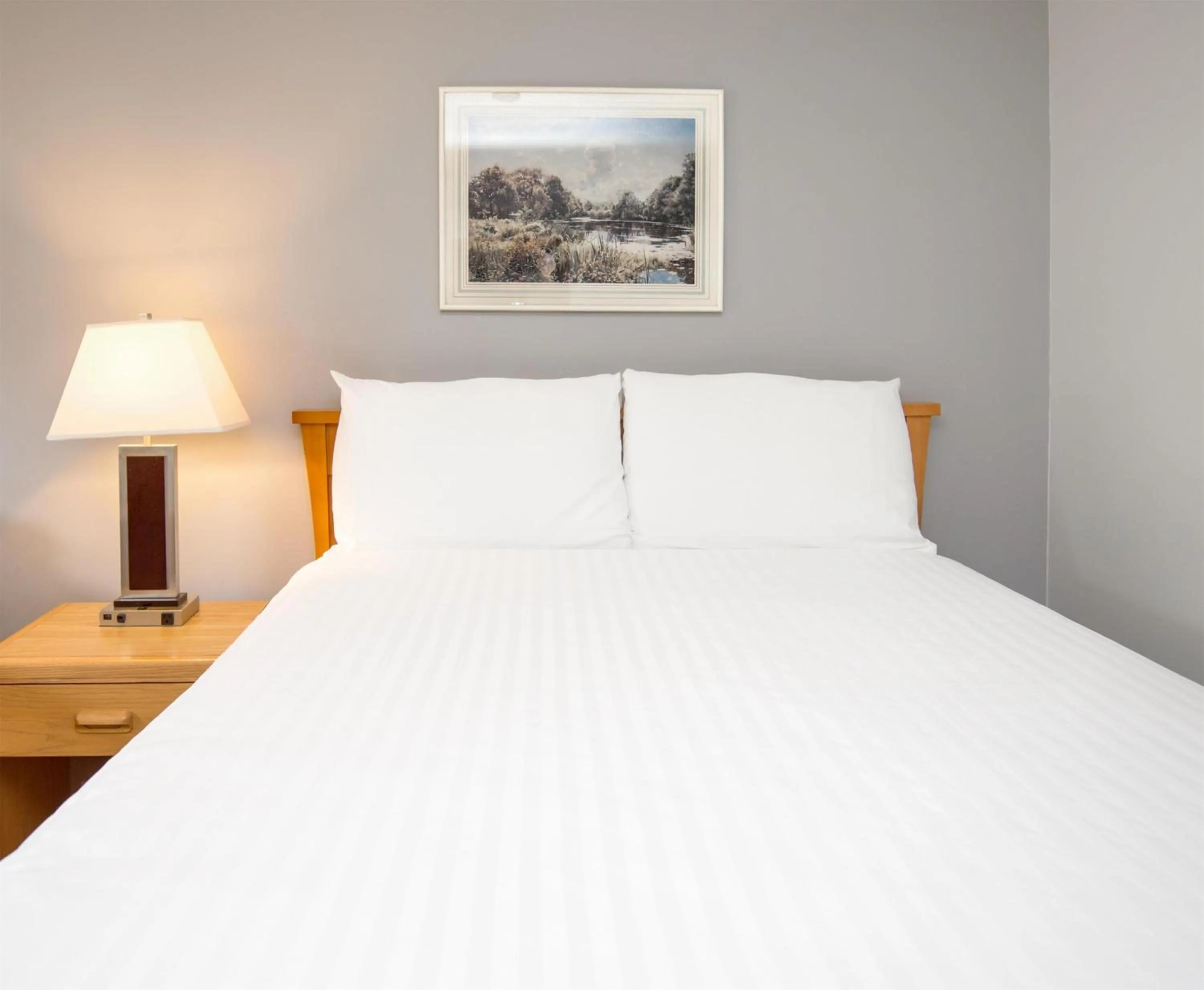 Bedroom, Bed in Coast Hinton Hotel