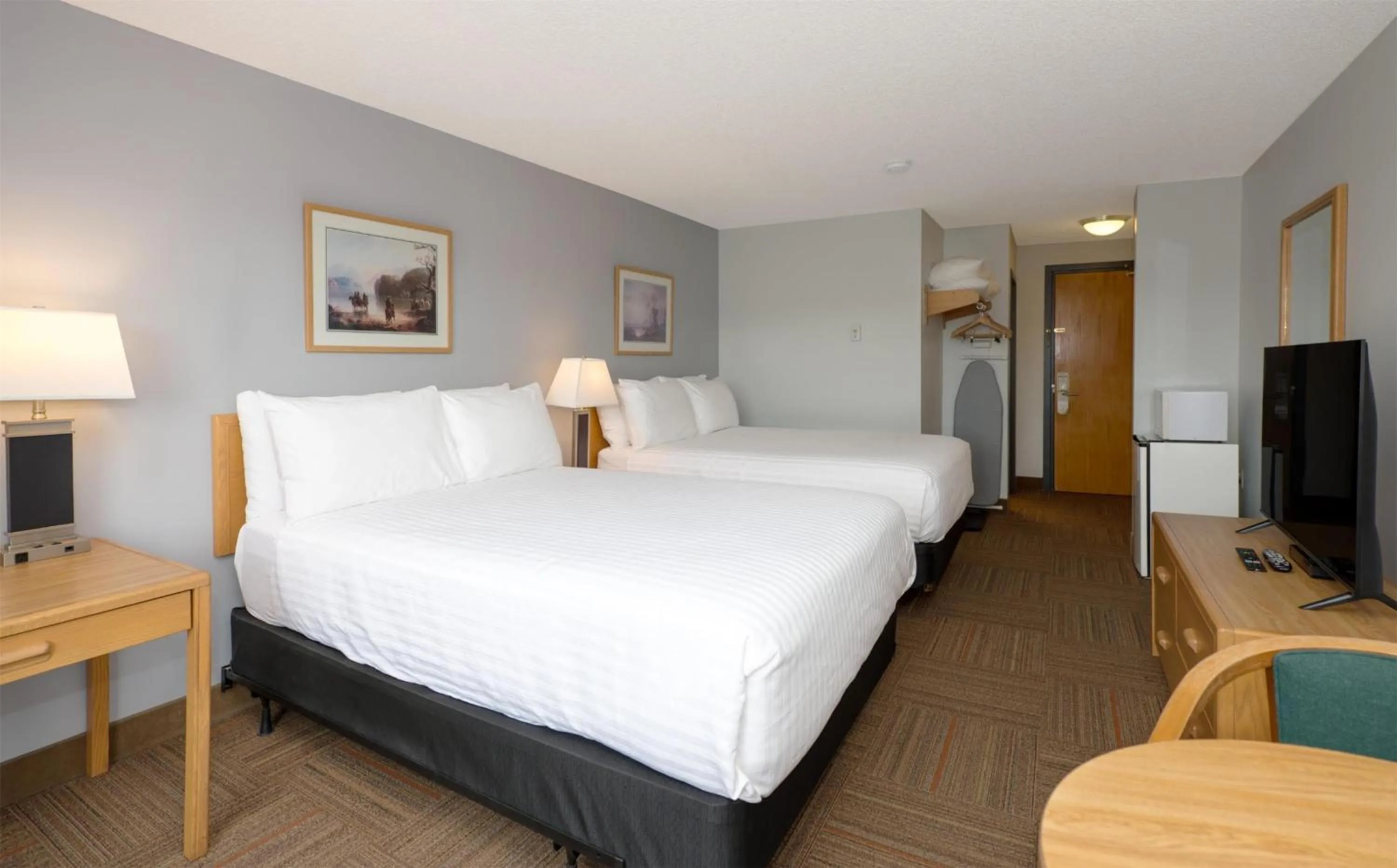 Bedroom, Bed in Coast Hinton Hotel