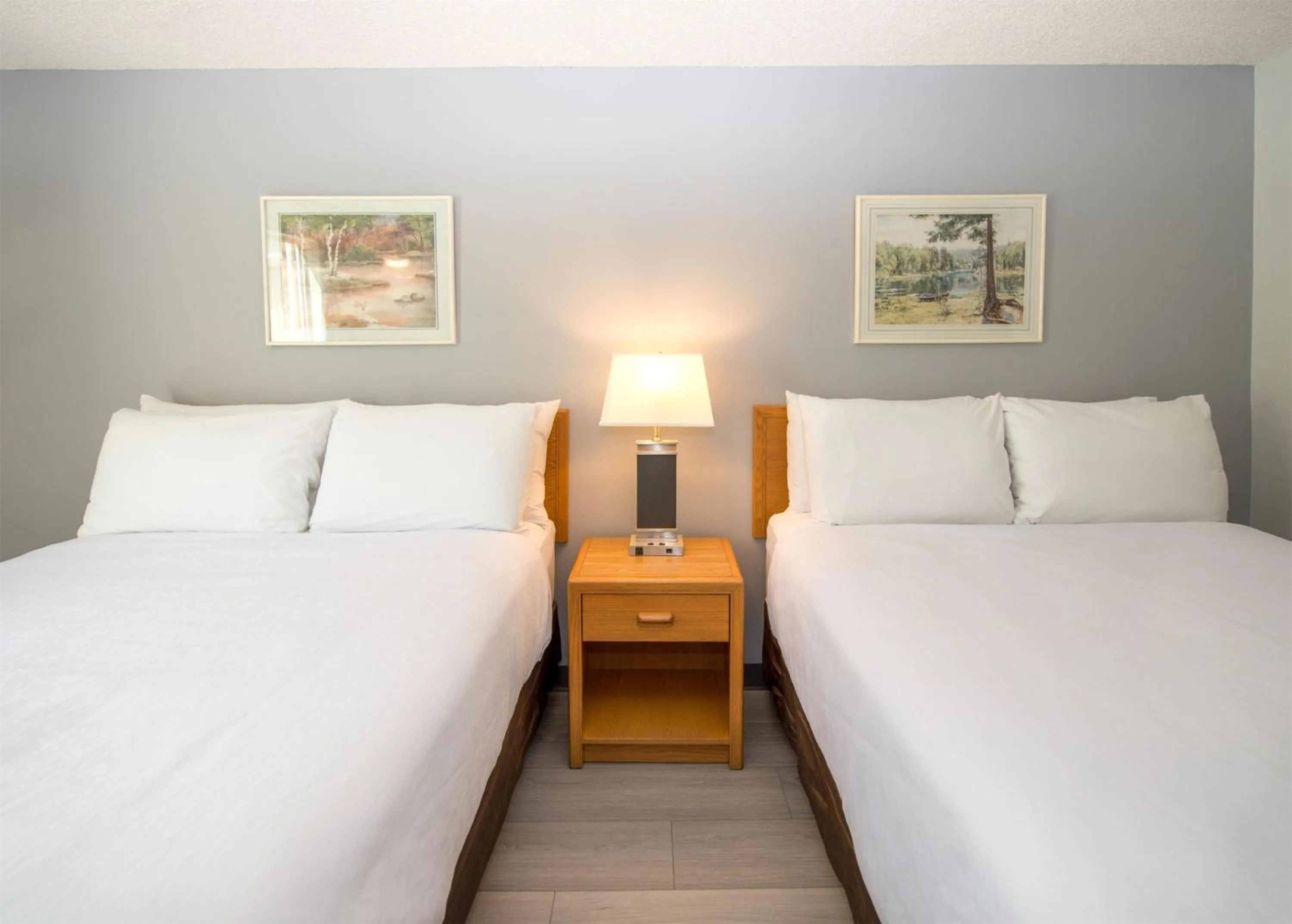 Bedroom, Bed in Coast Hinton Hotel