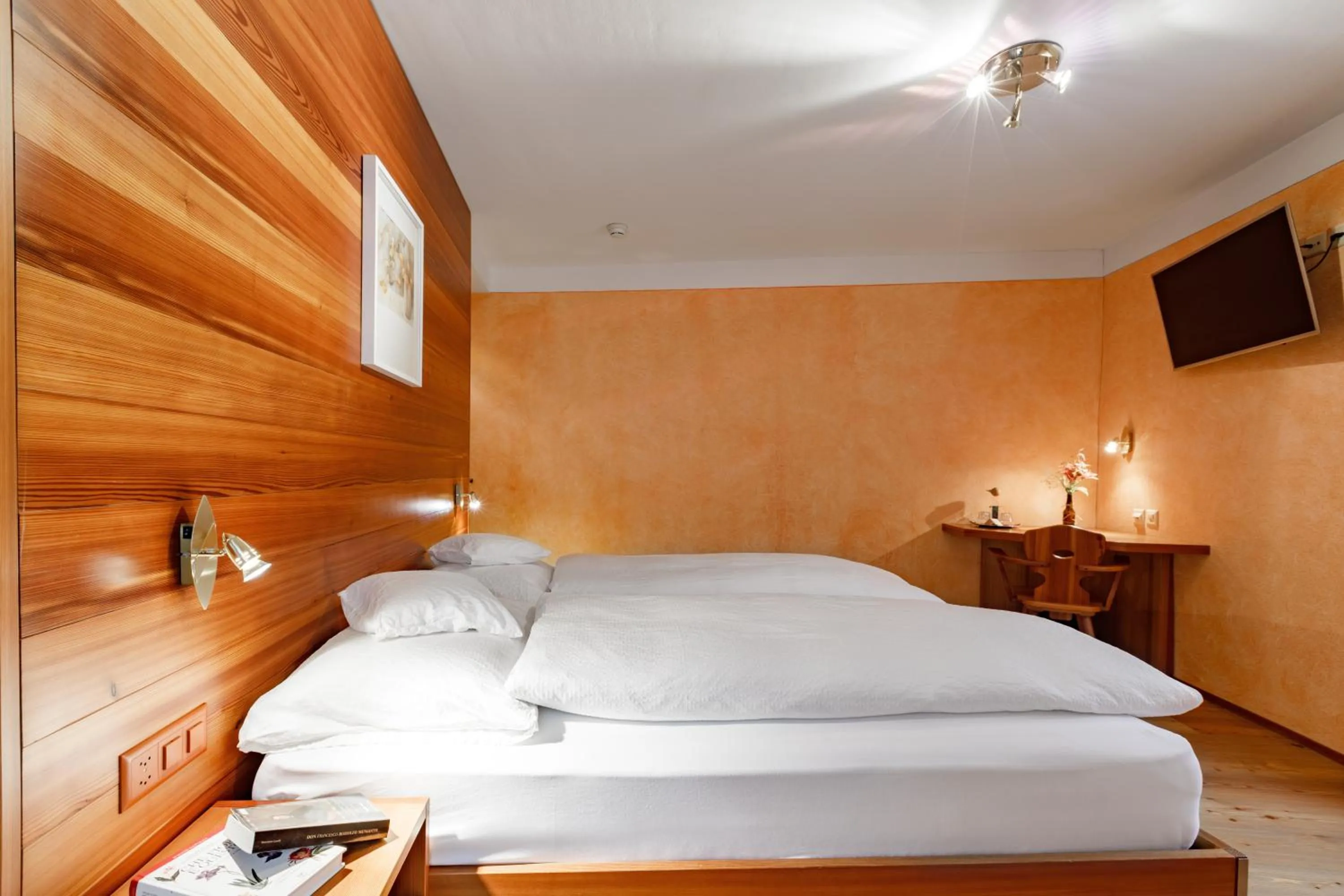 Bedroom, Bed in Hotel & SPA Croce Bianca