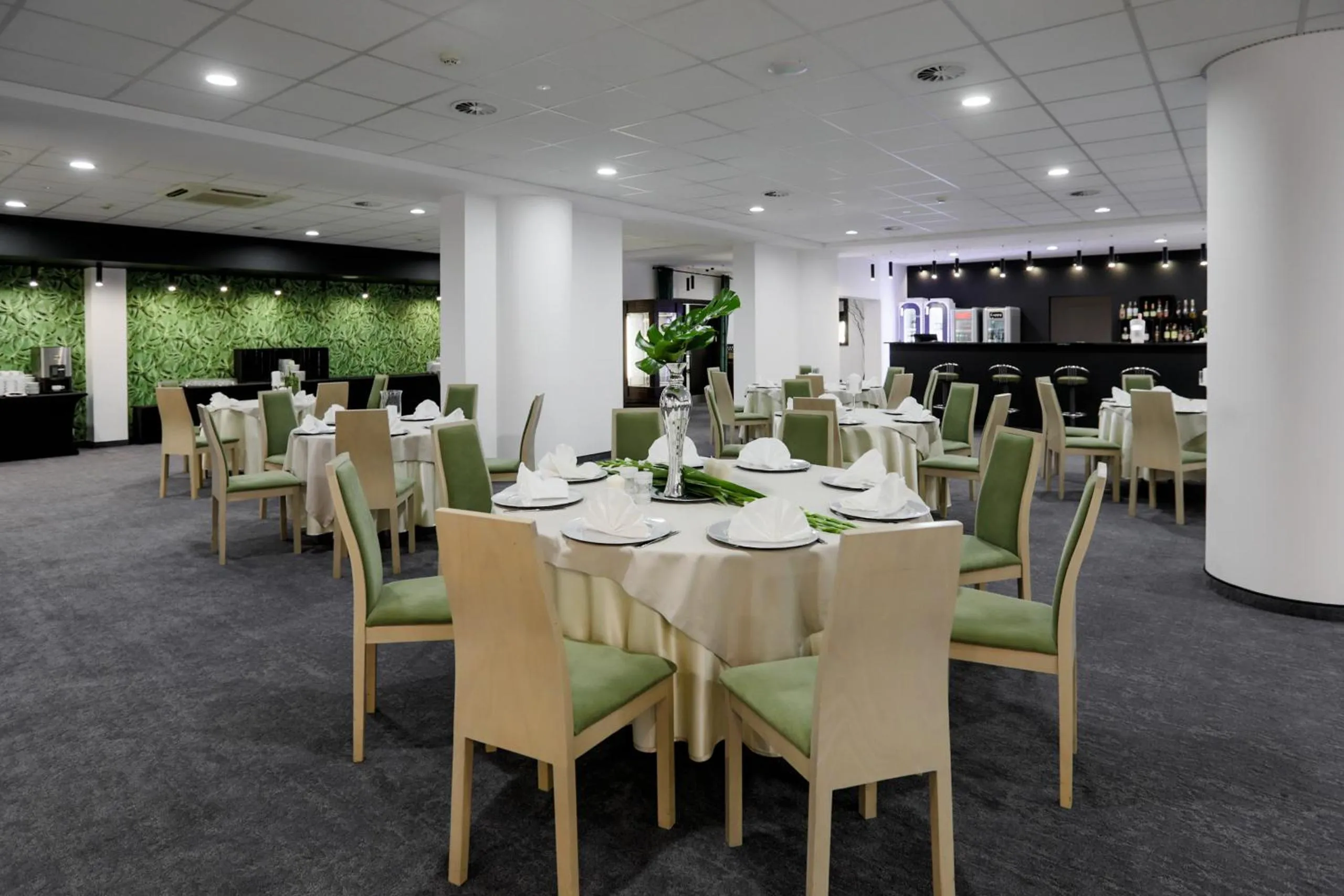 Restaurant/places to eat in Hotel Sport