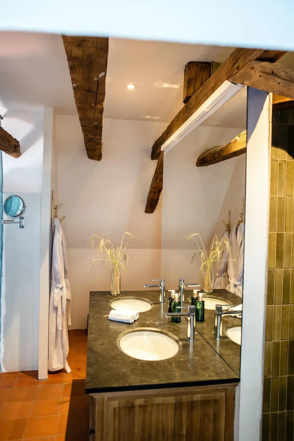 Bathroom in Hôtel de Bouilhac