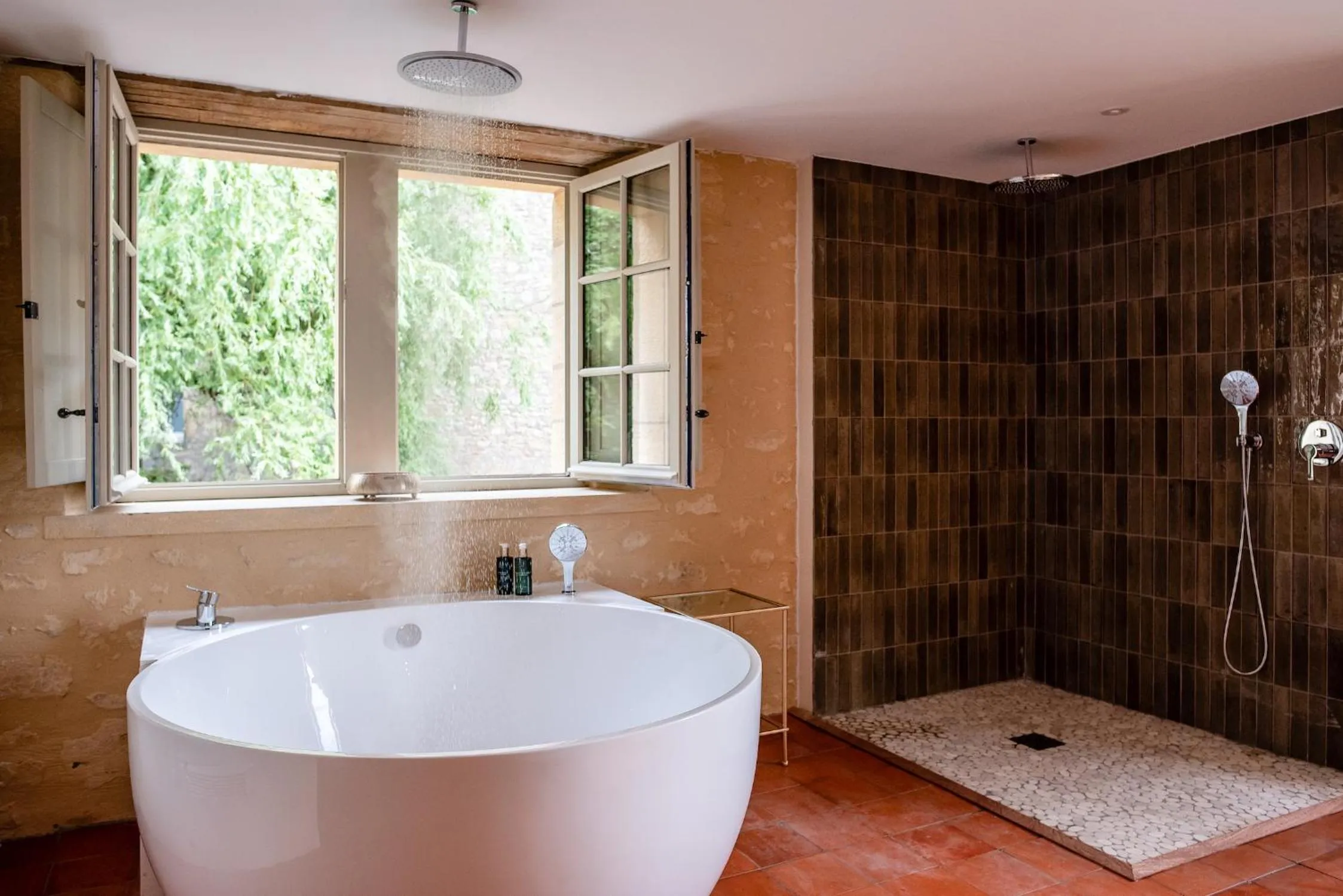 Shower in Hôtel de Bouilhac