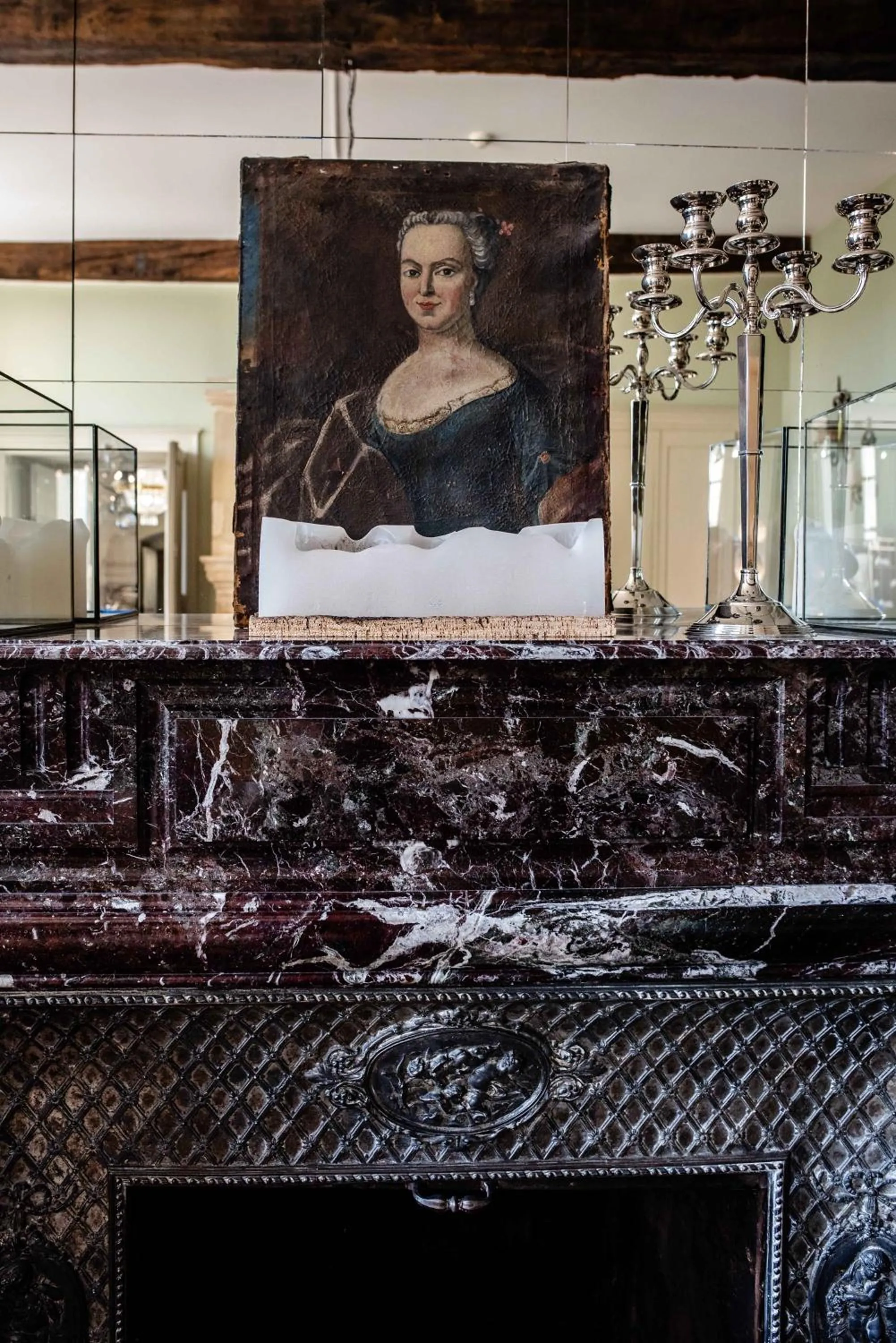 flat iron in Hôtel de Bouilhac