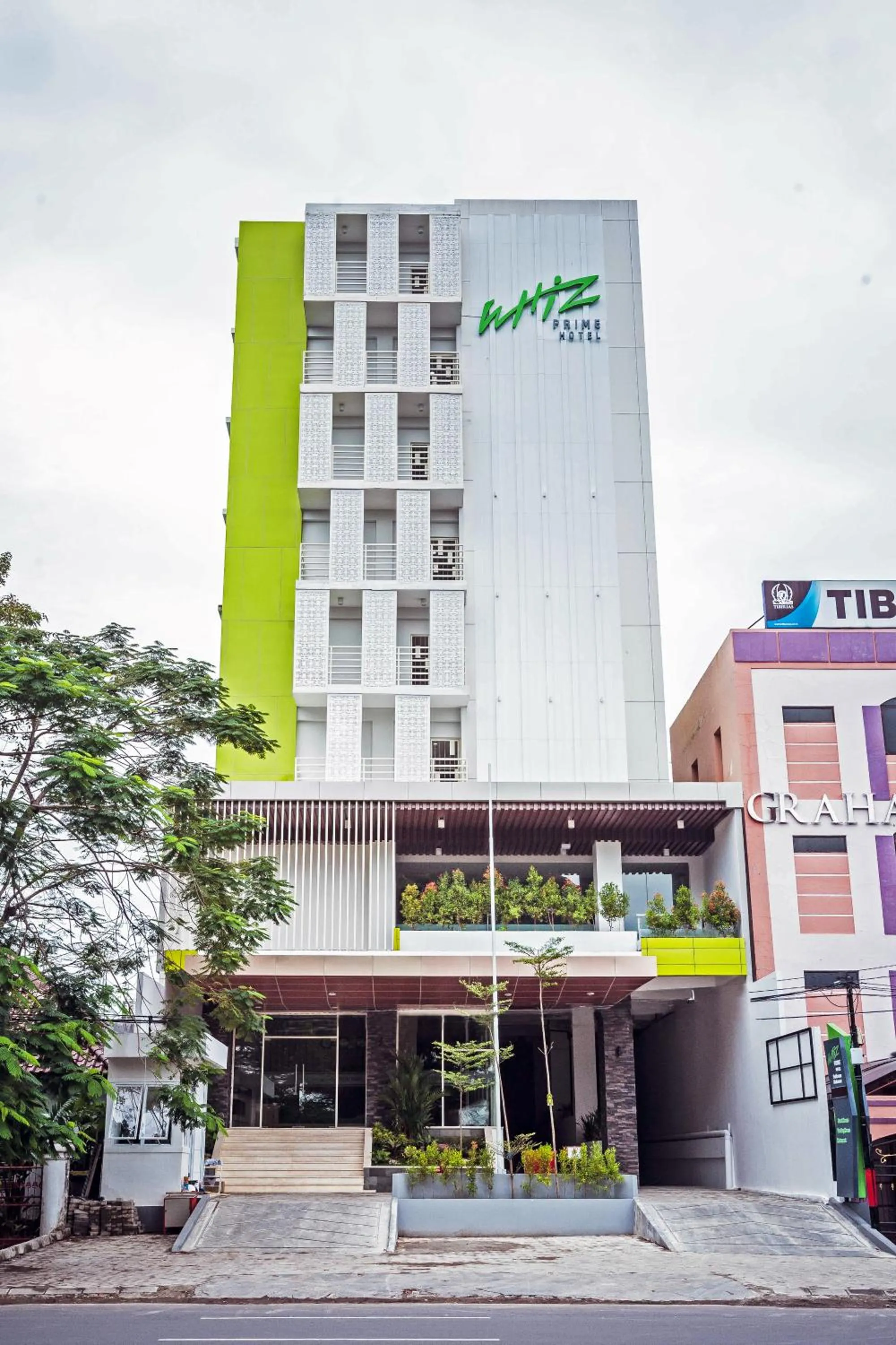 Facade/entrance in Whiz Prime Hotel Sudirman Makassar
