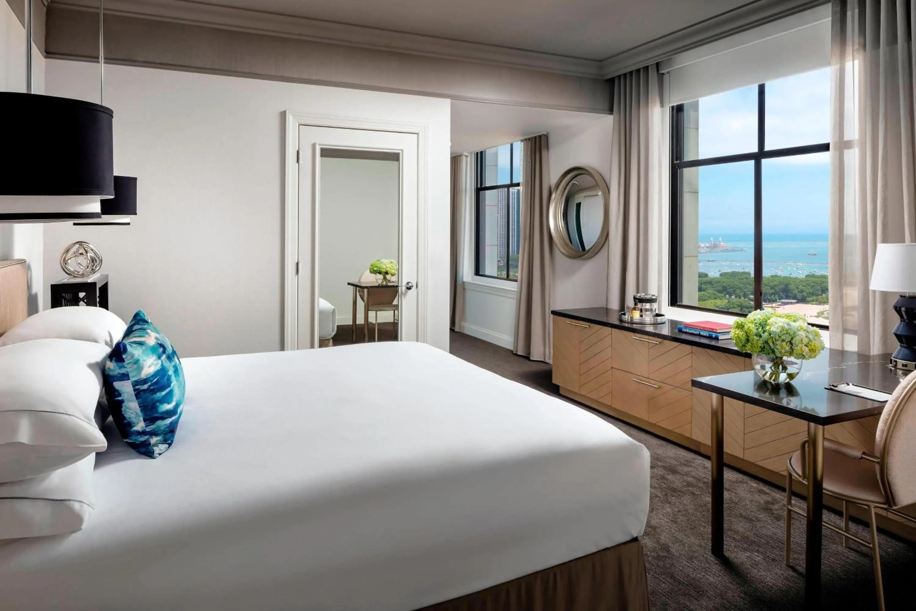 Photo of the whole room, Bed in The Blackstone, Autograph Collection