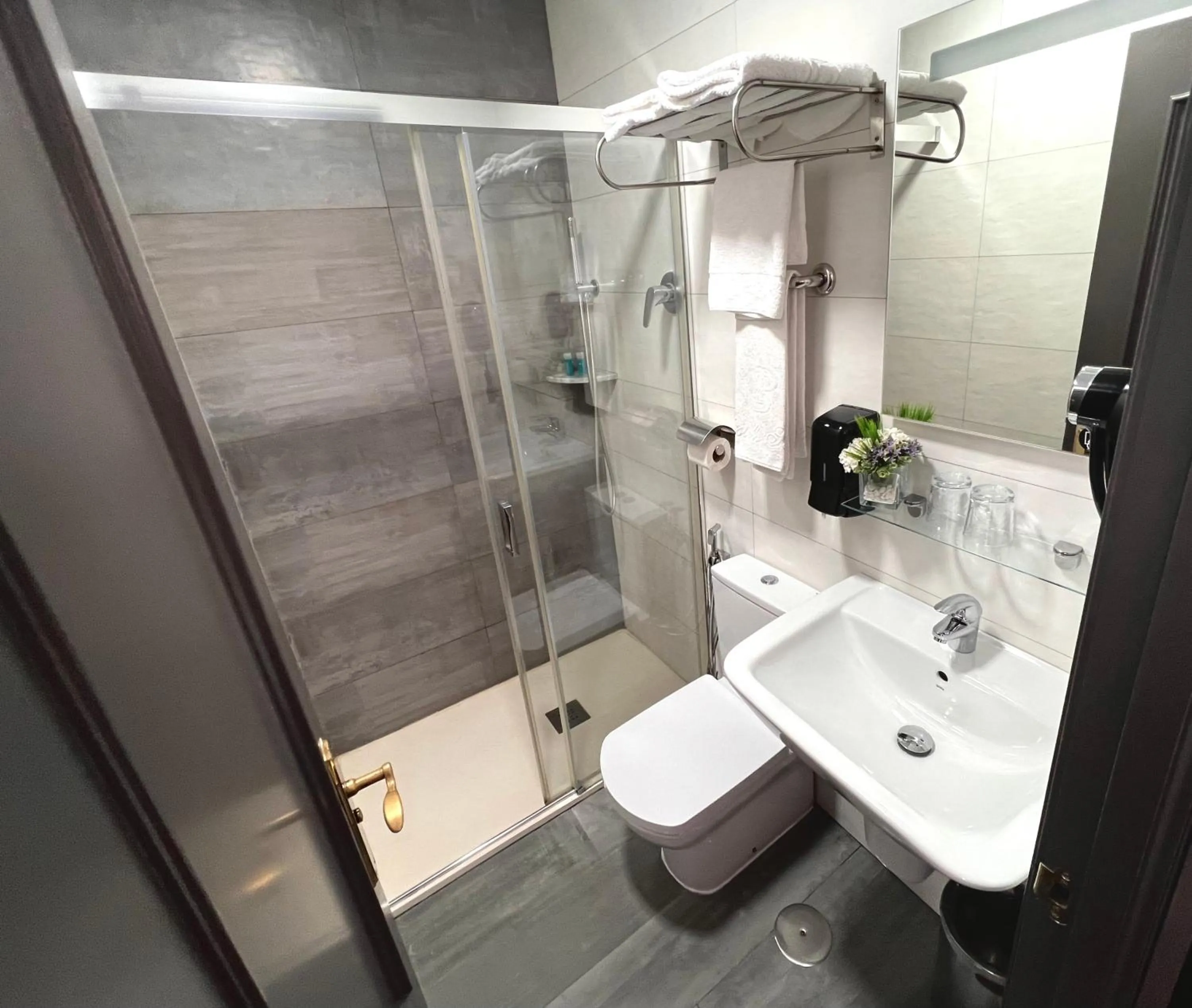Bathroom in Hostal Paco´s