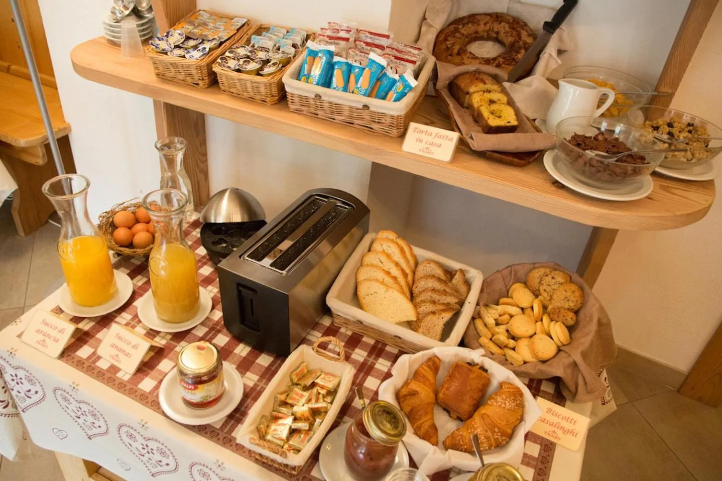 Buffet breakfast in Résidence Château Royal