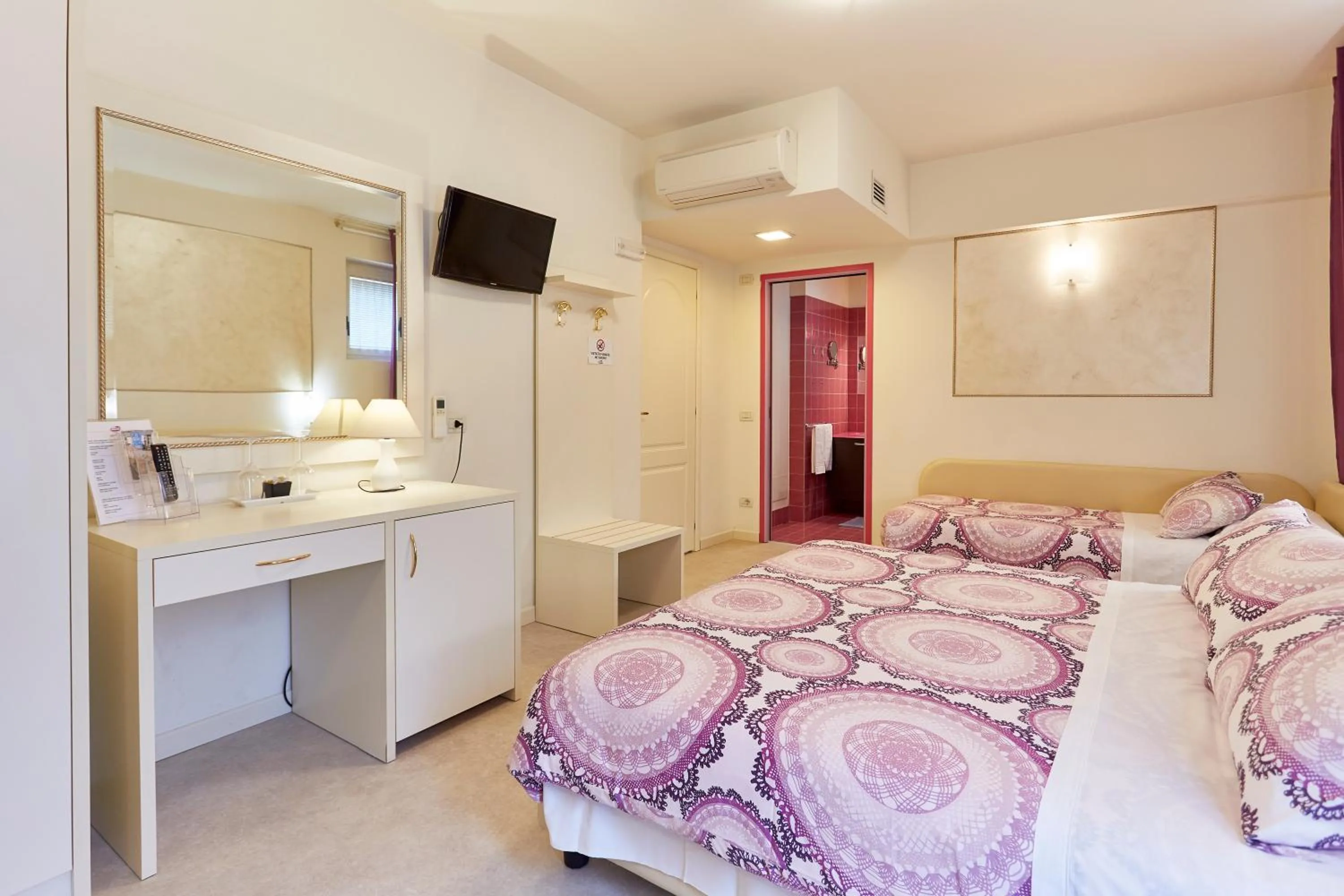 Photo of the whole room, Bed in HOTEL Villa Lilla