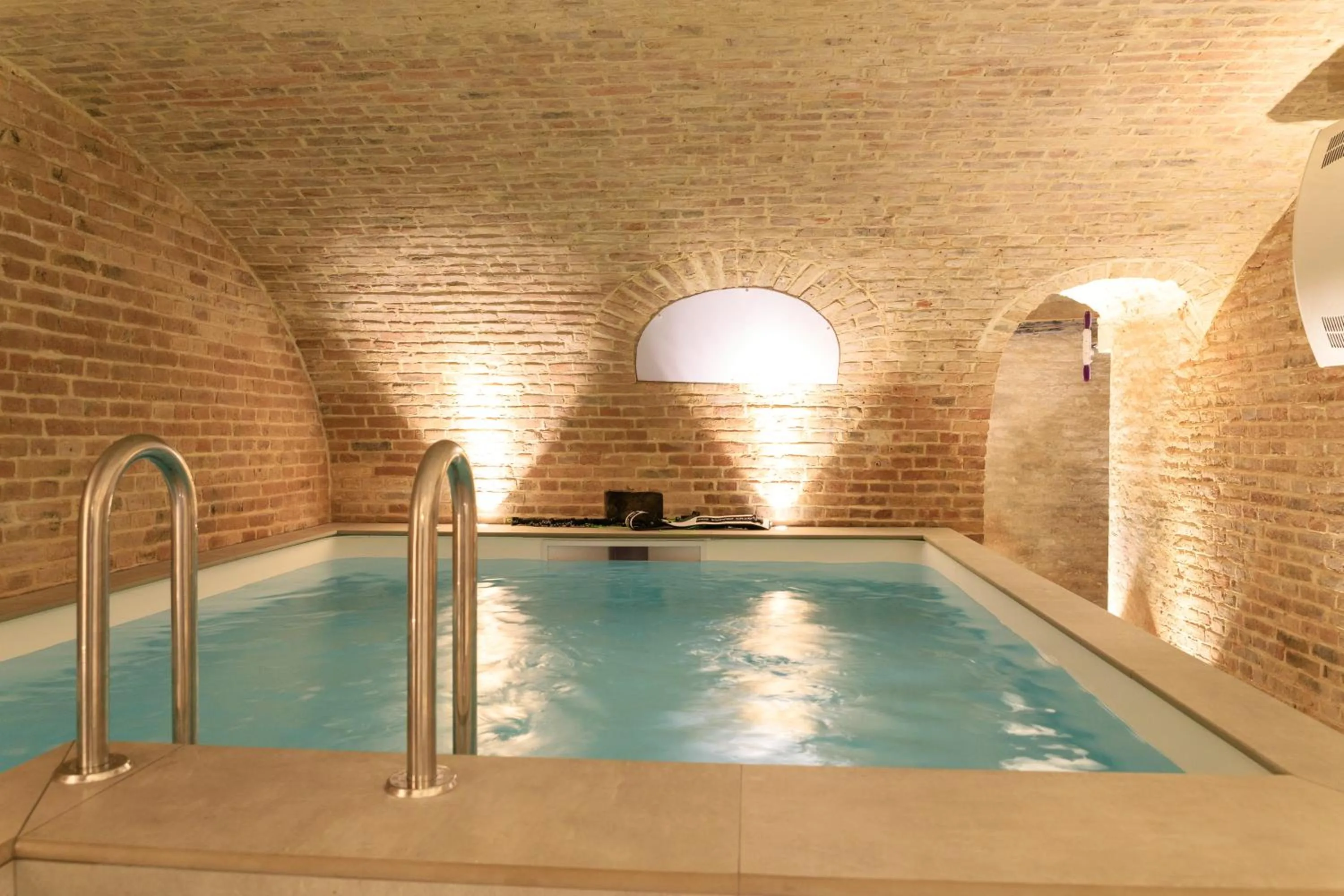 Swimming pool in Une maison en ville Hypercentre - Spa