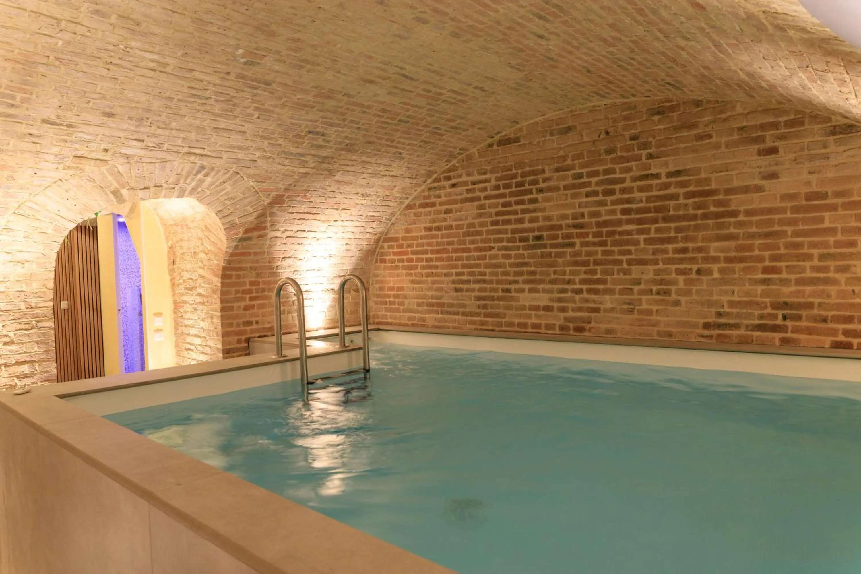 Swimming pool in Une maison en ville Hypercentre - Spa