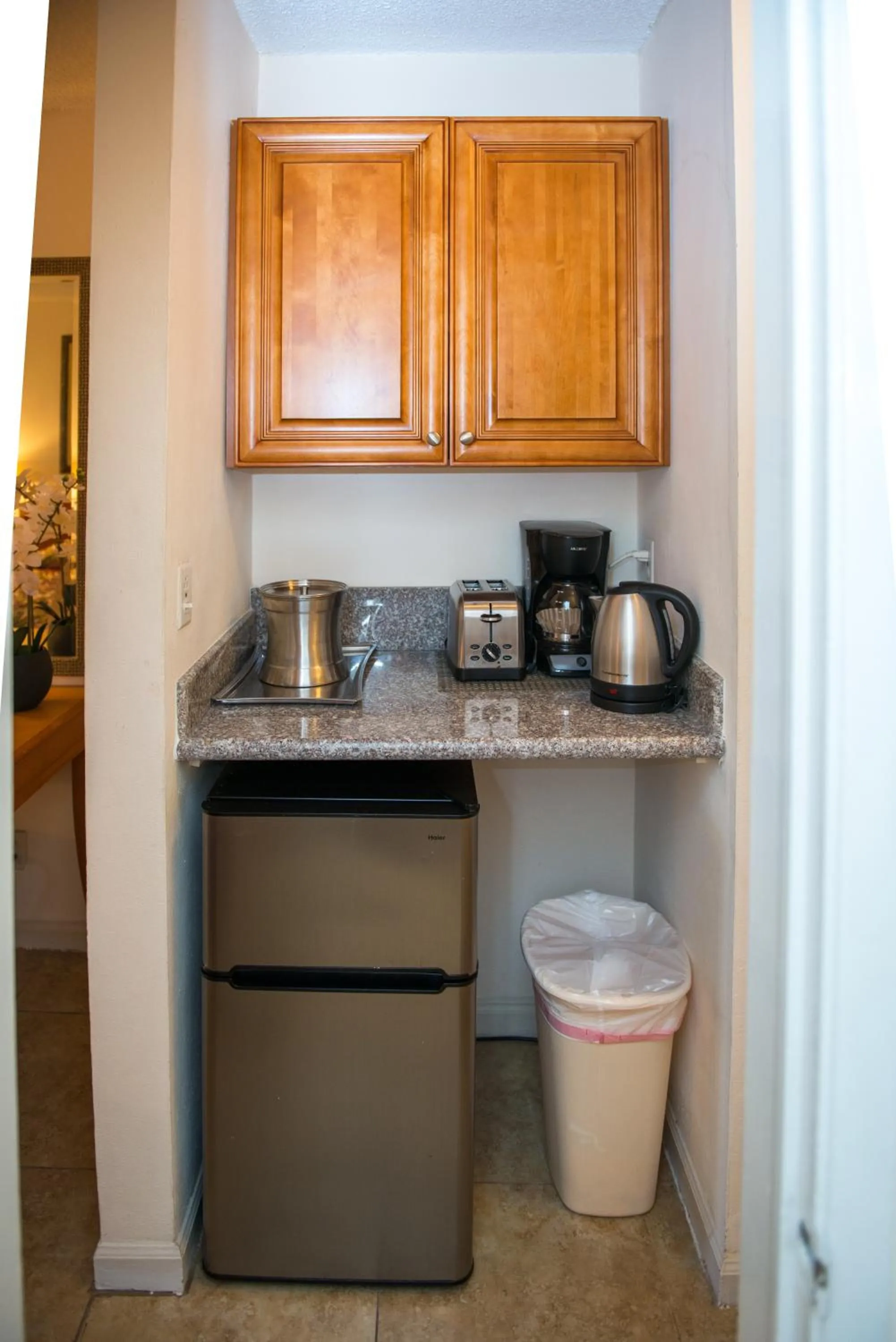 Coffee/tea facilities in Shore Haven Resort Inn