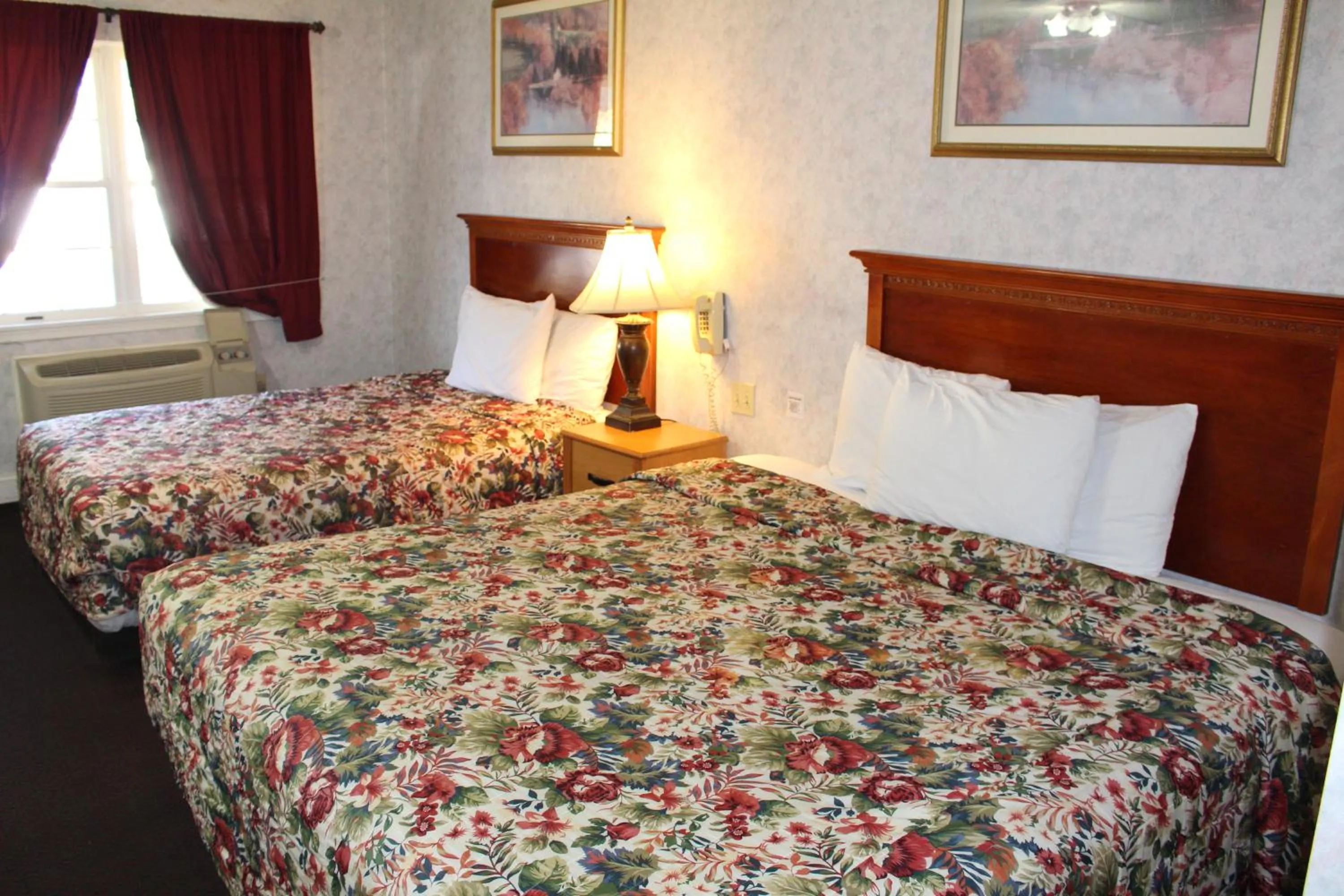 Photo of the whole room, Bed in Highlander Motor Inn Atlantic City