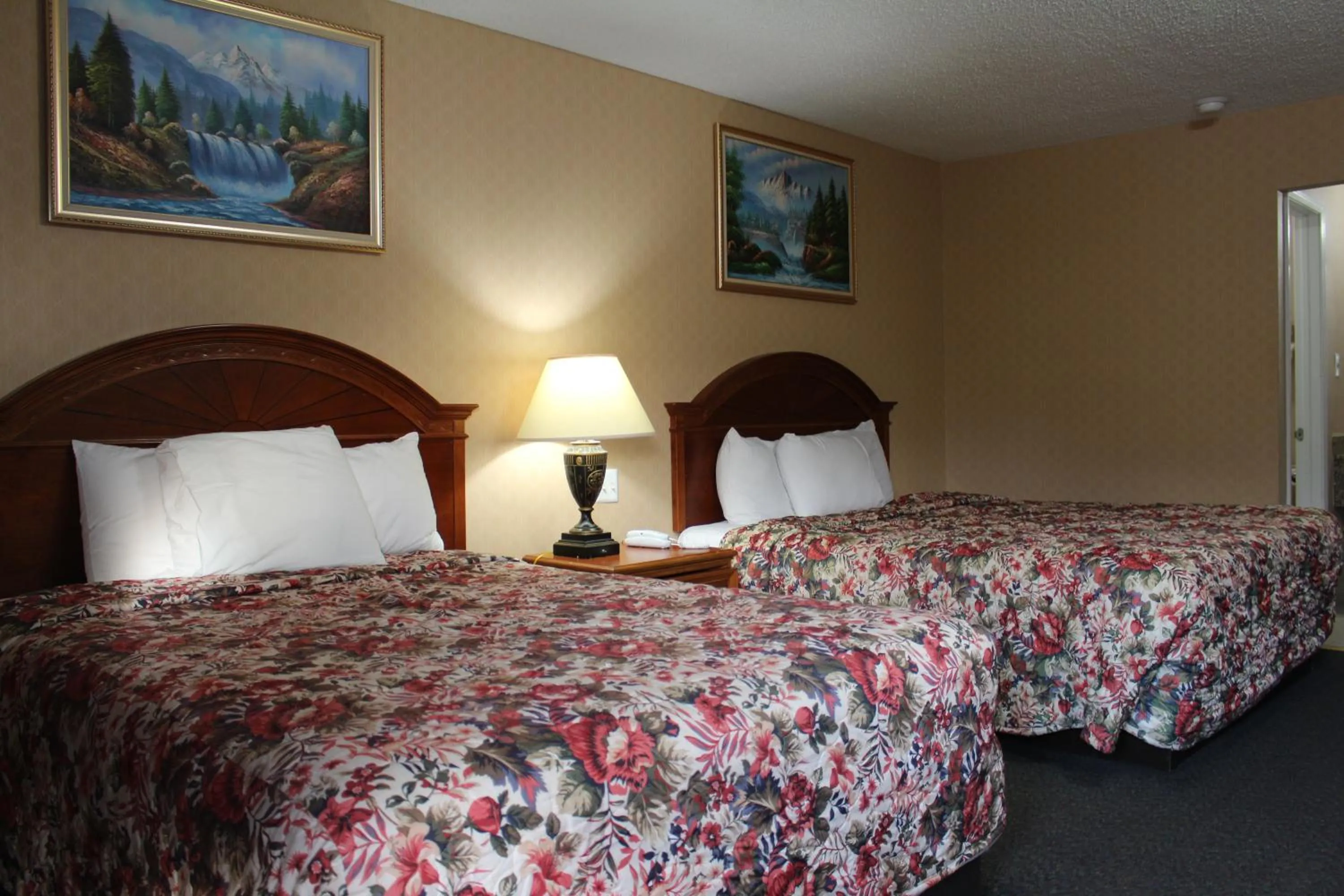 Photo of the whole room, Bed in Highlander Motor Inn Atlantic City