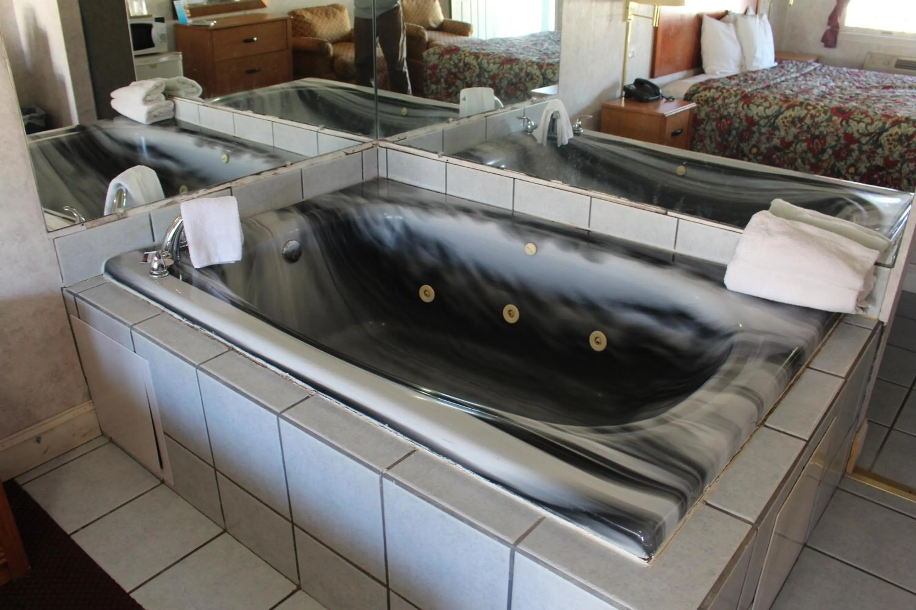 Photo of the whole room in Highlander Motor Inn Atlantic City