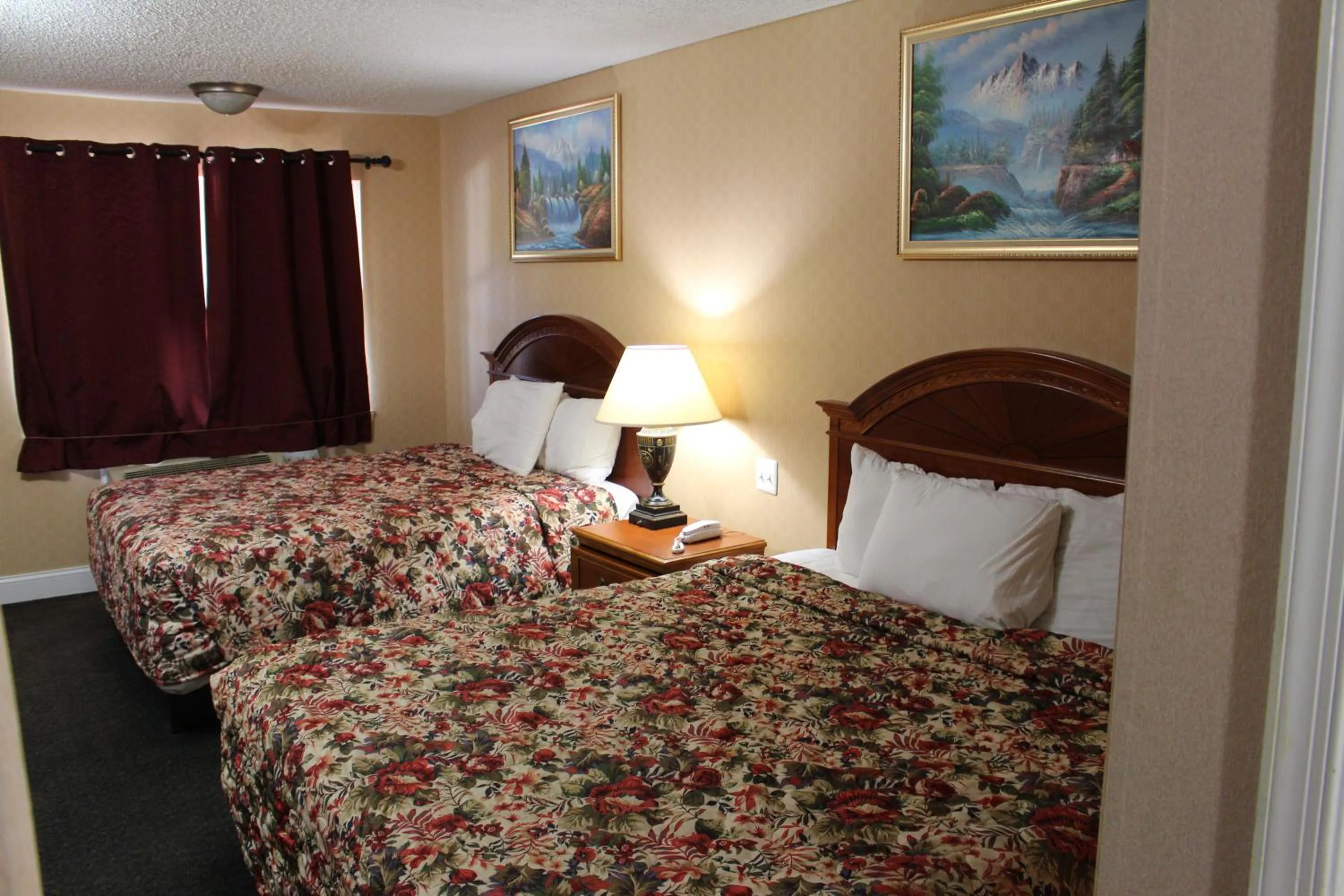 Photo of the whole room, Bed in Highlander Motor Inn Atlantic City