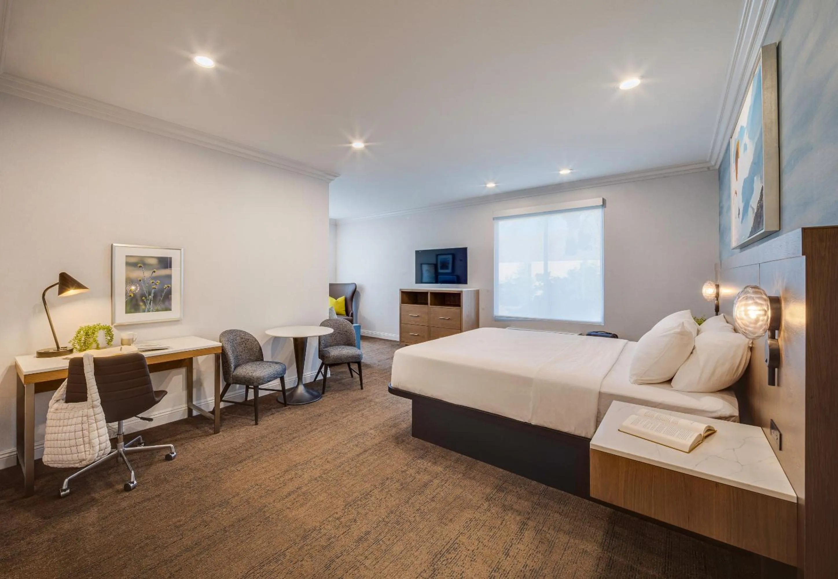 Seating area, Bed in Ayres Hotel & Spa Moreno Valley/Riverside