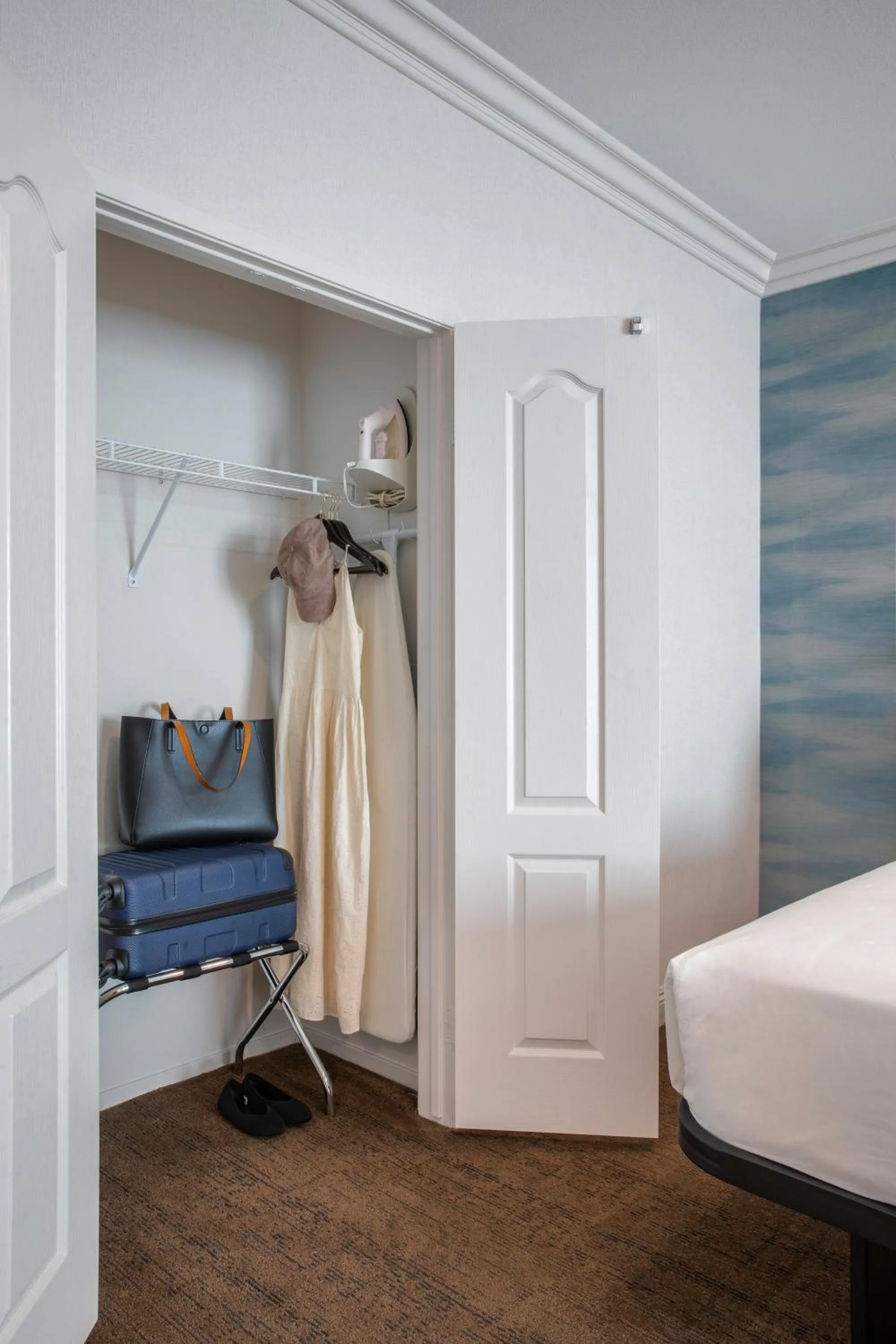 flat iron, Bed in Ayres Hotel & Spa Moreno Valley/Riverside