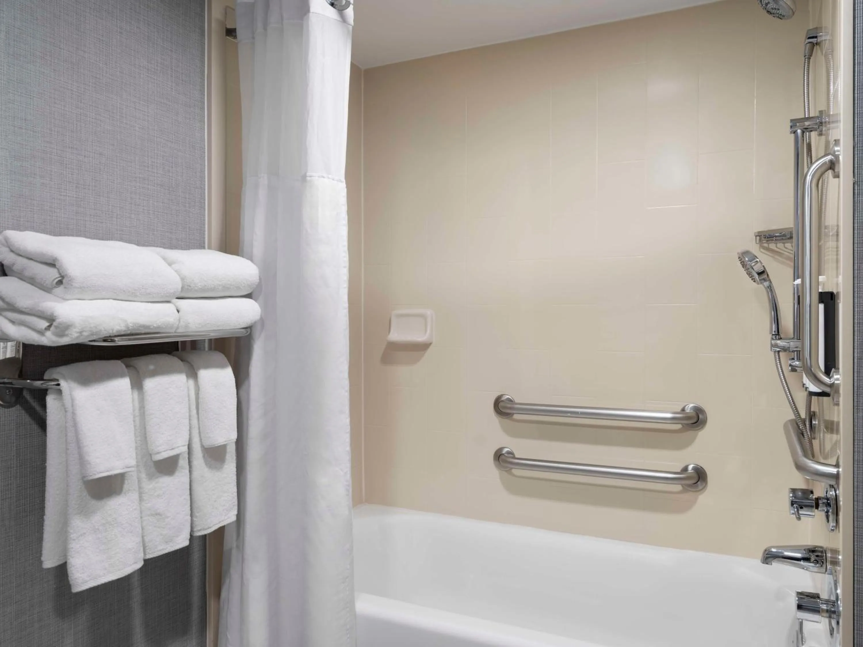 Bathroom in Hyatt Place Kansas City/Overland Park/Metcalf
