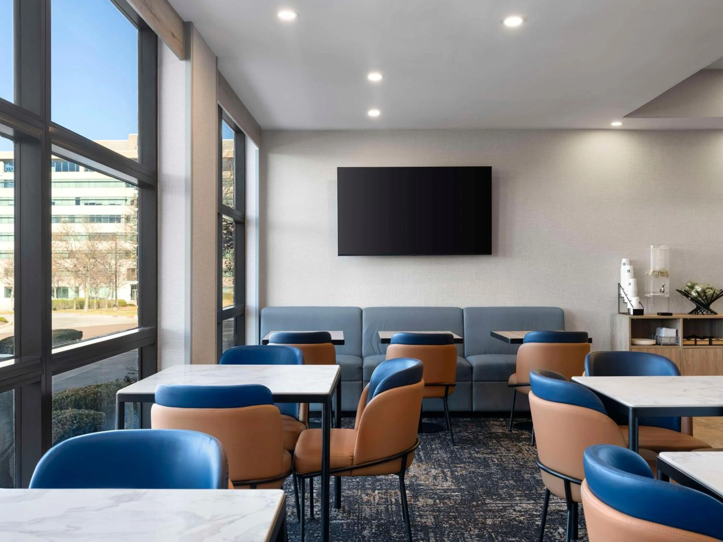 Lounge or bar in Hyatt Place Kansas City/Overland Park/Metcalf