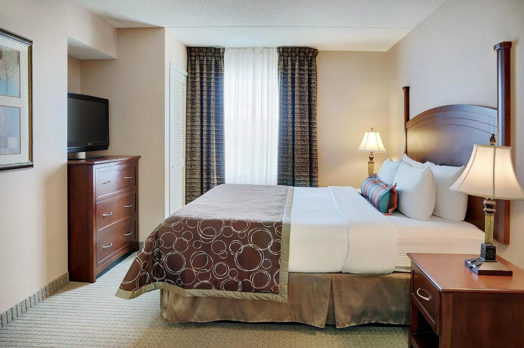 Photo of the whole room, Bed in Staybridge Suites Oakville Burlington by IHG