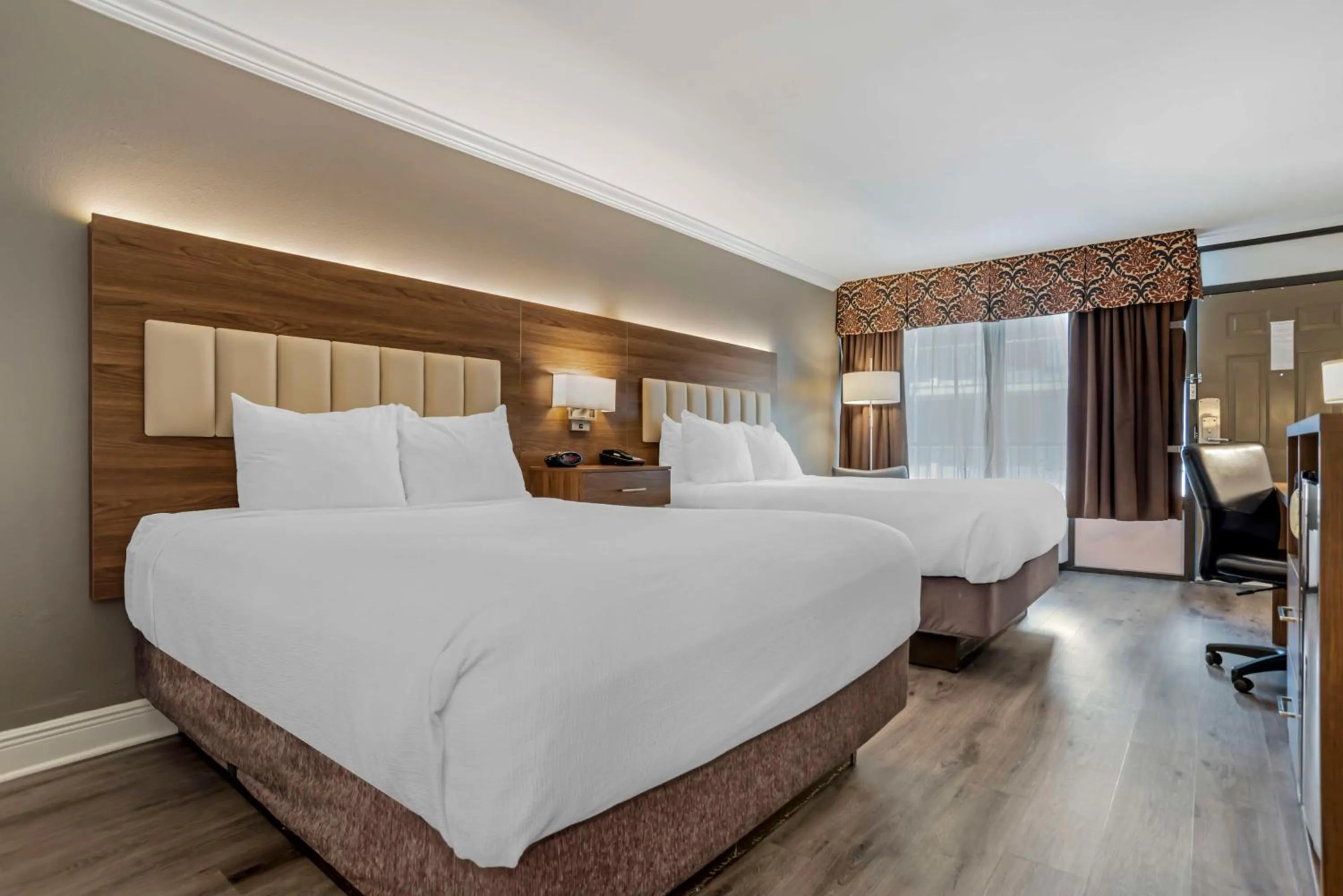 Bedroom, Bed in Best Western Plus Westbank