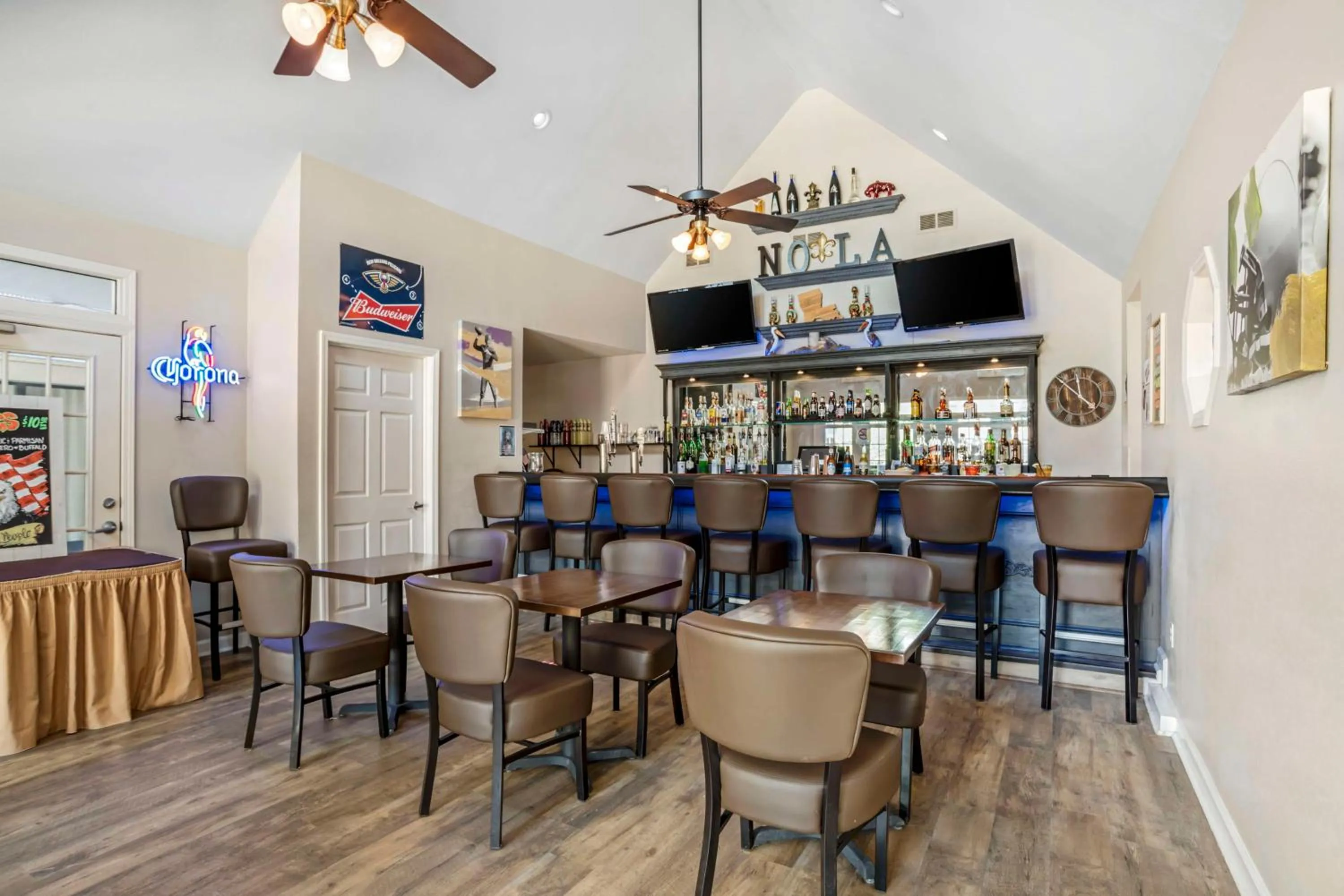 Lounge or bar in Best Western Plus Westbank