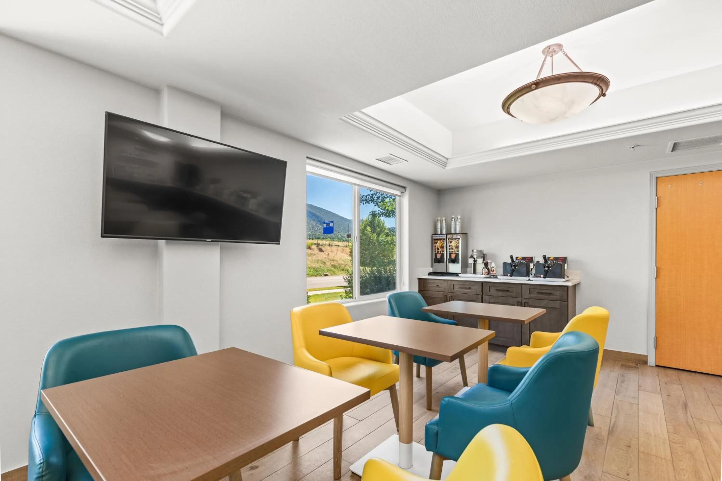 Breakfast in Comfort Inn & Suites Glenwood Springs On The River