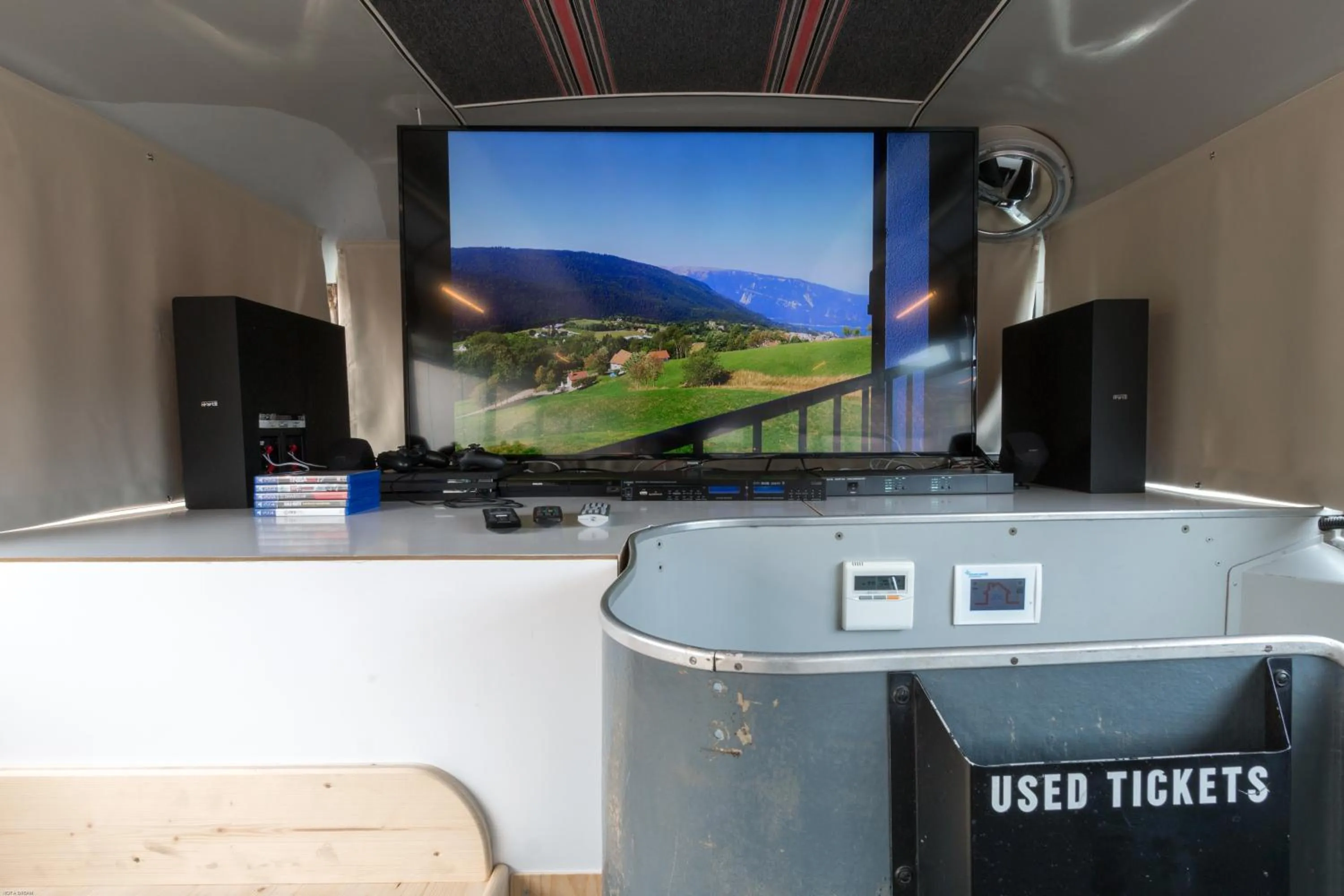 TV and multimedia in Bed In Bus