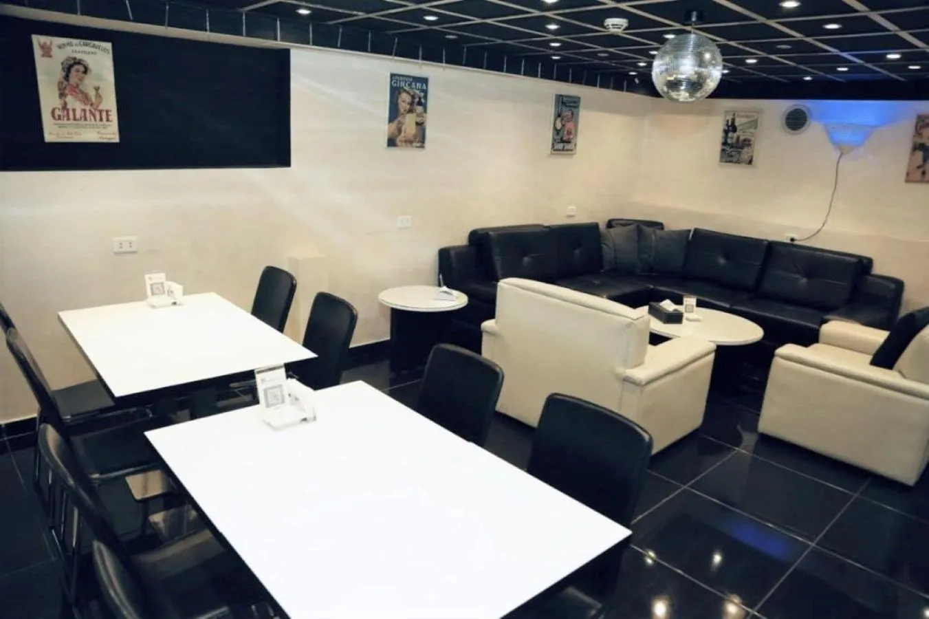 Lounge or bar in Beverly Hotel Beirut