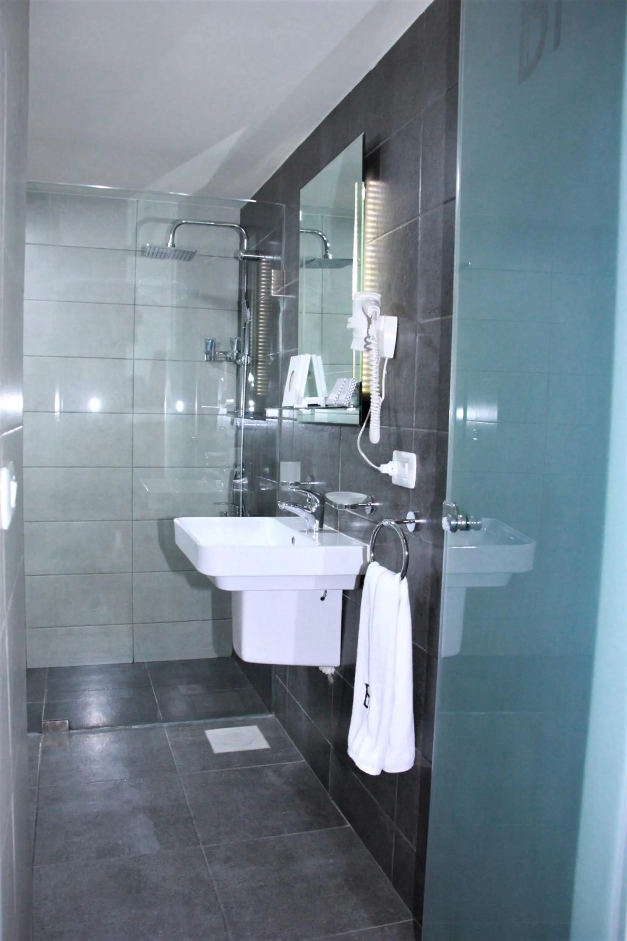 Shower in Beverly Hotel Beirut