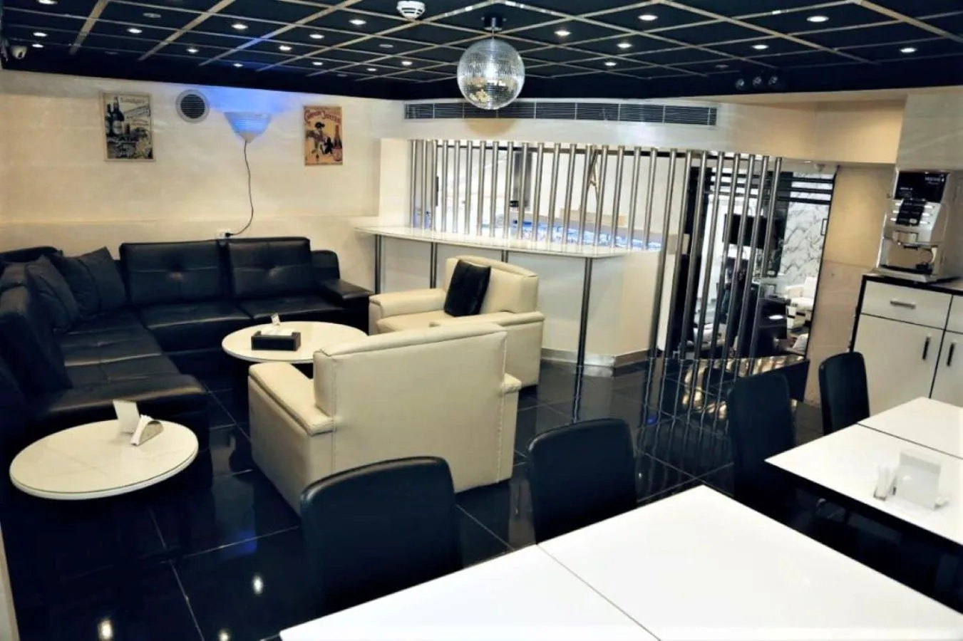 Lounge or bar, Bed in Beverly Hotel Beirut