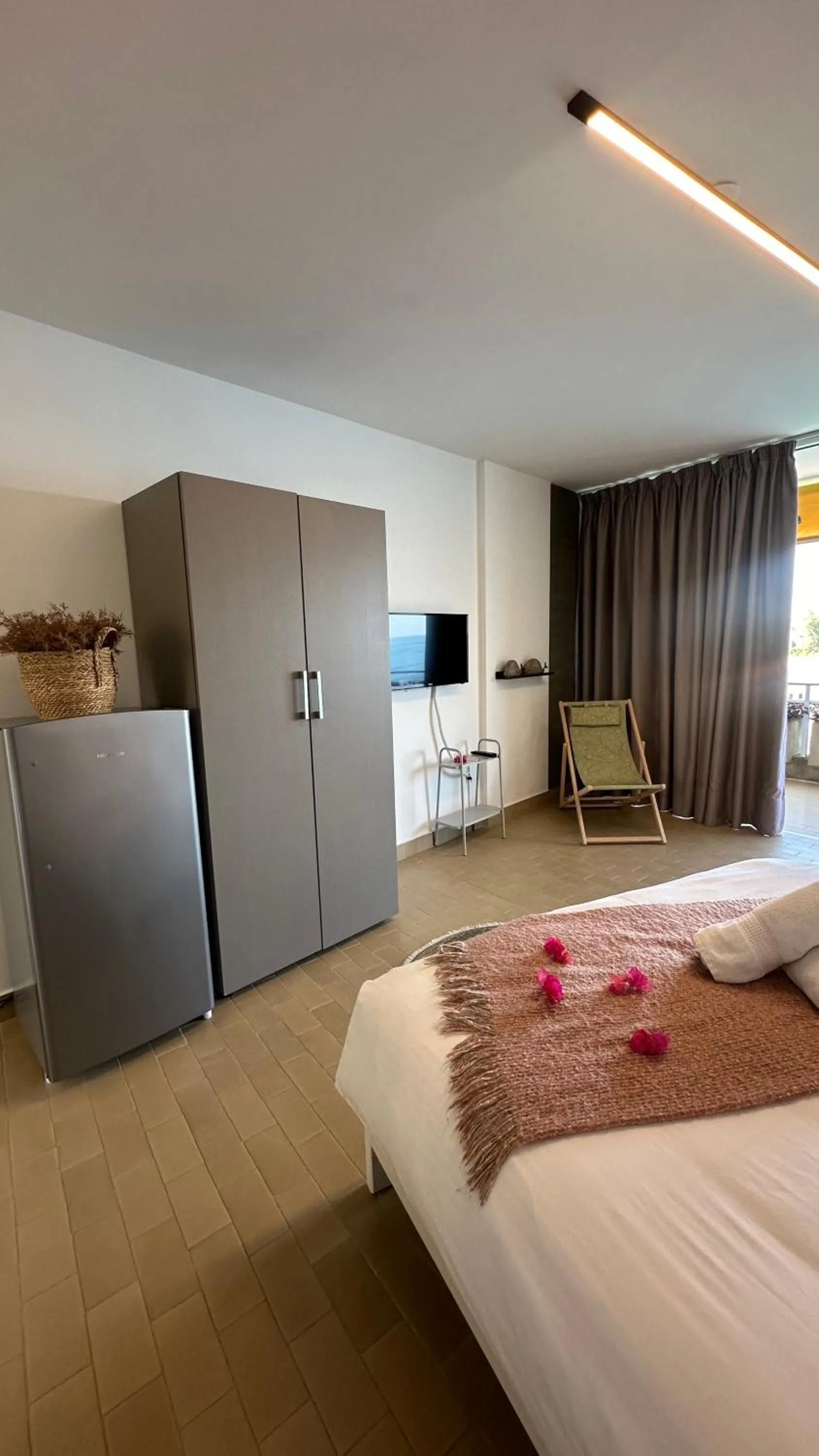 Communal lounge/ TV room, Bed in St Paul Resort