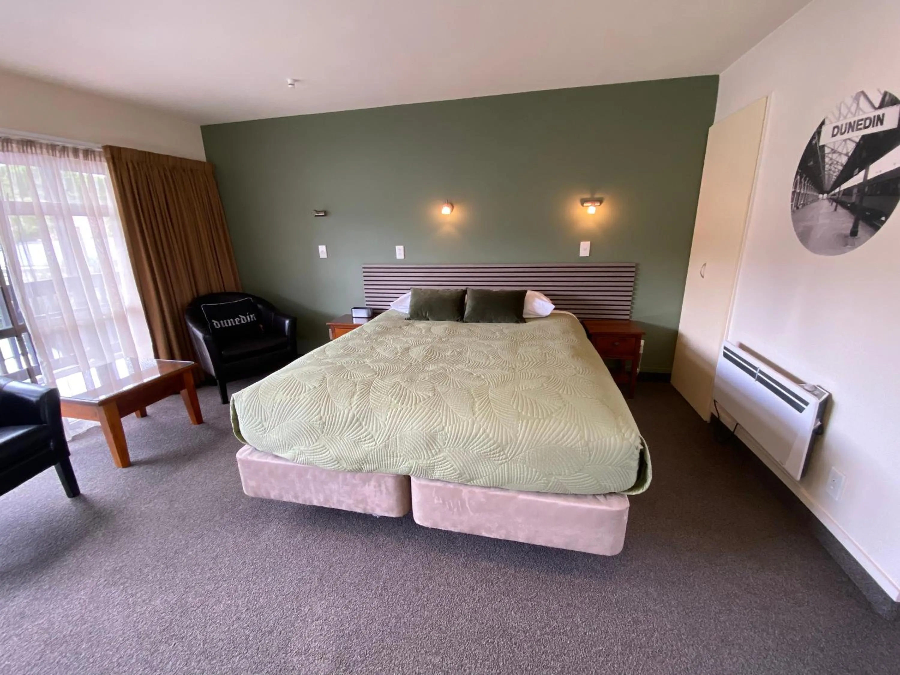 Photo of the whole room, Bed in Commodore Motel