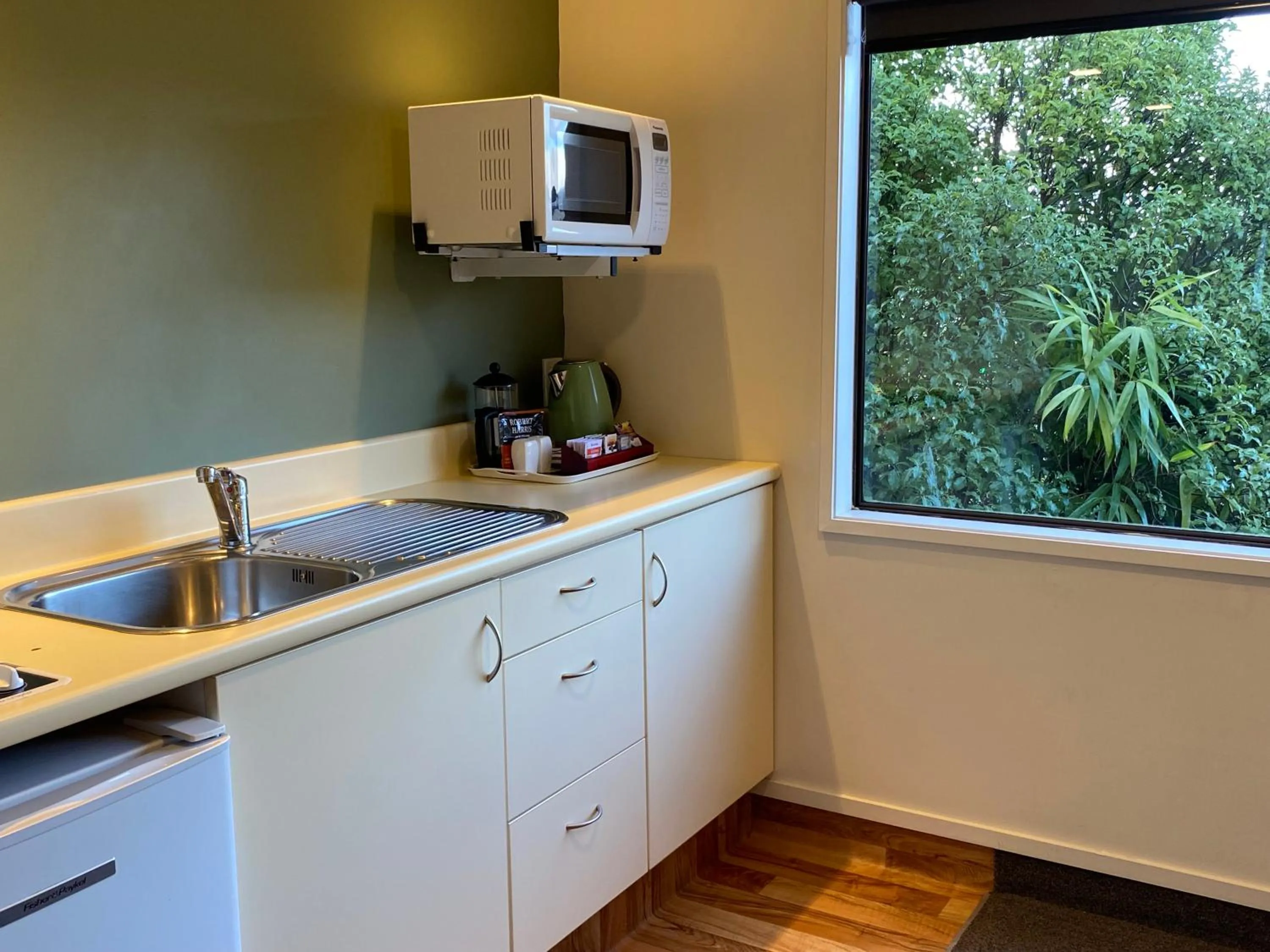 Kitchen or kitchenette in Commodore Motel