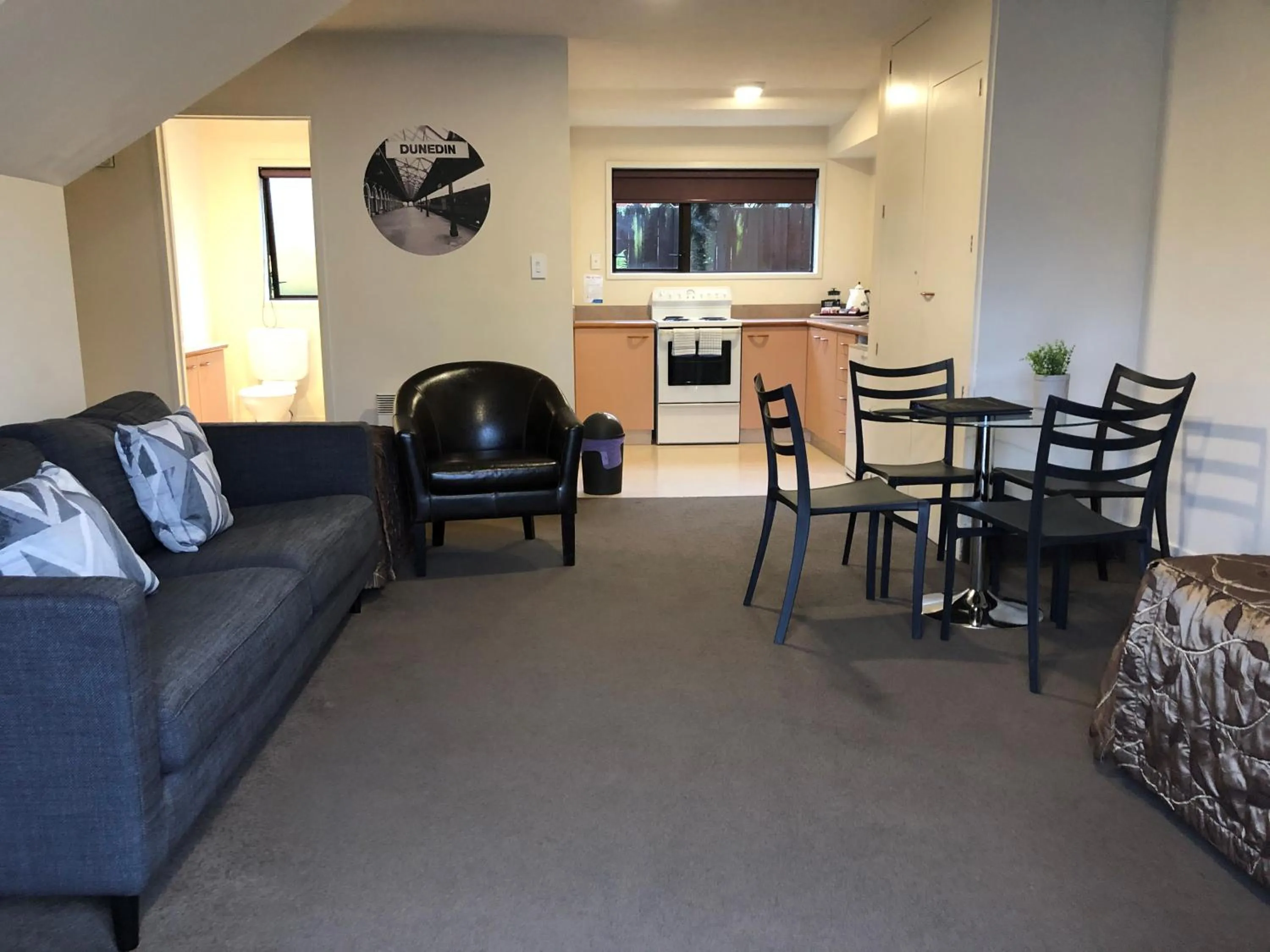 Living room in Commodore Motel