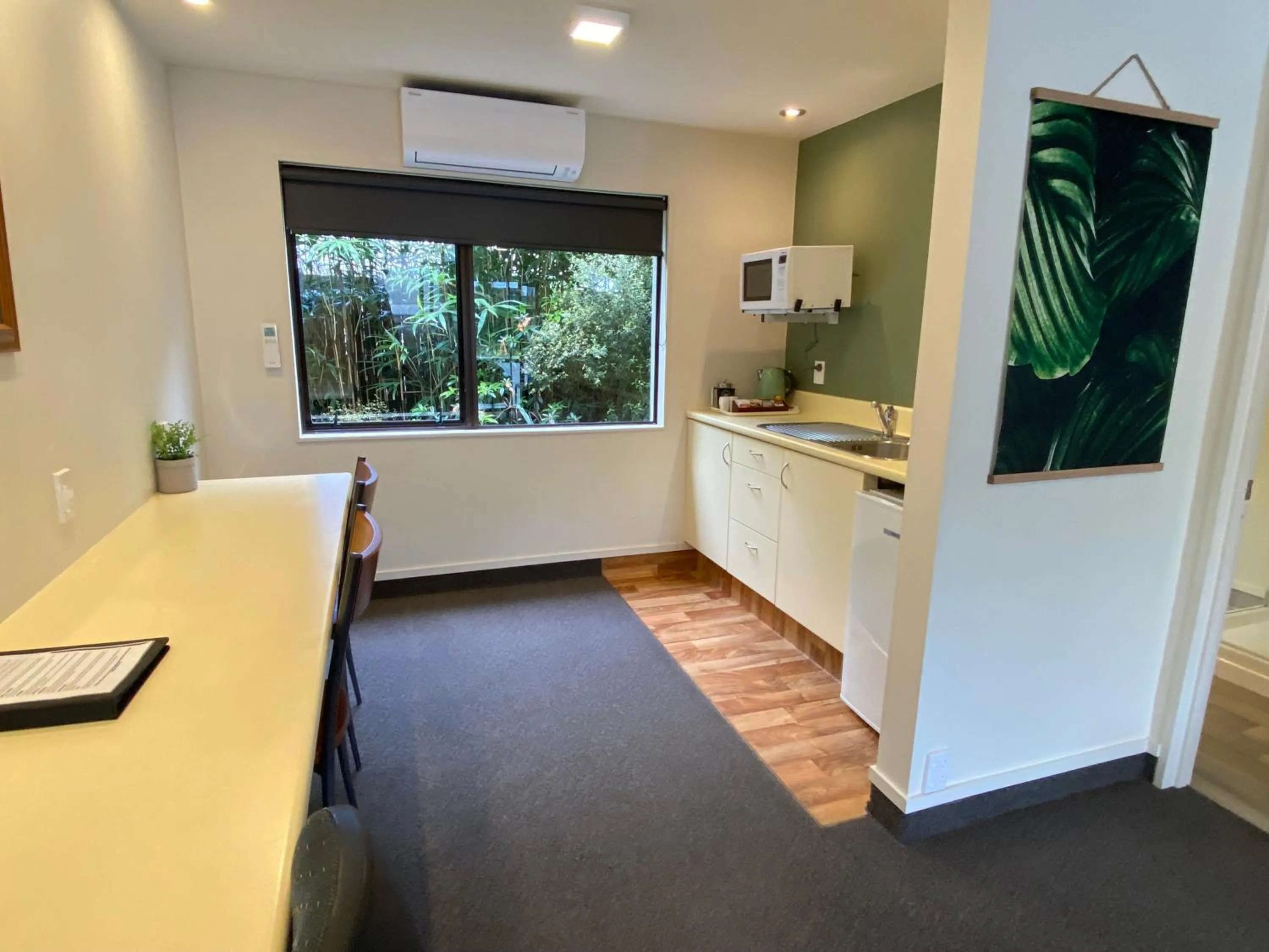 Kitchen or kitchenette in Commodore Motel