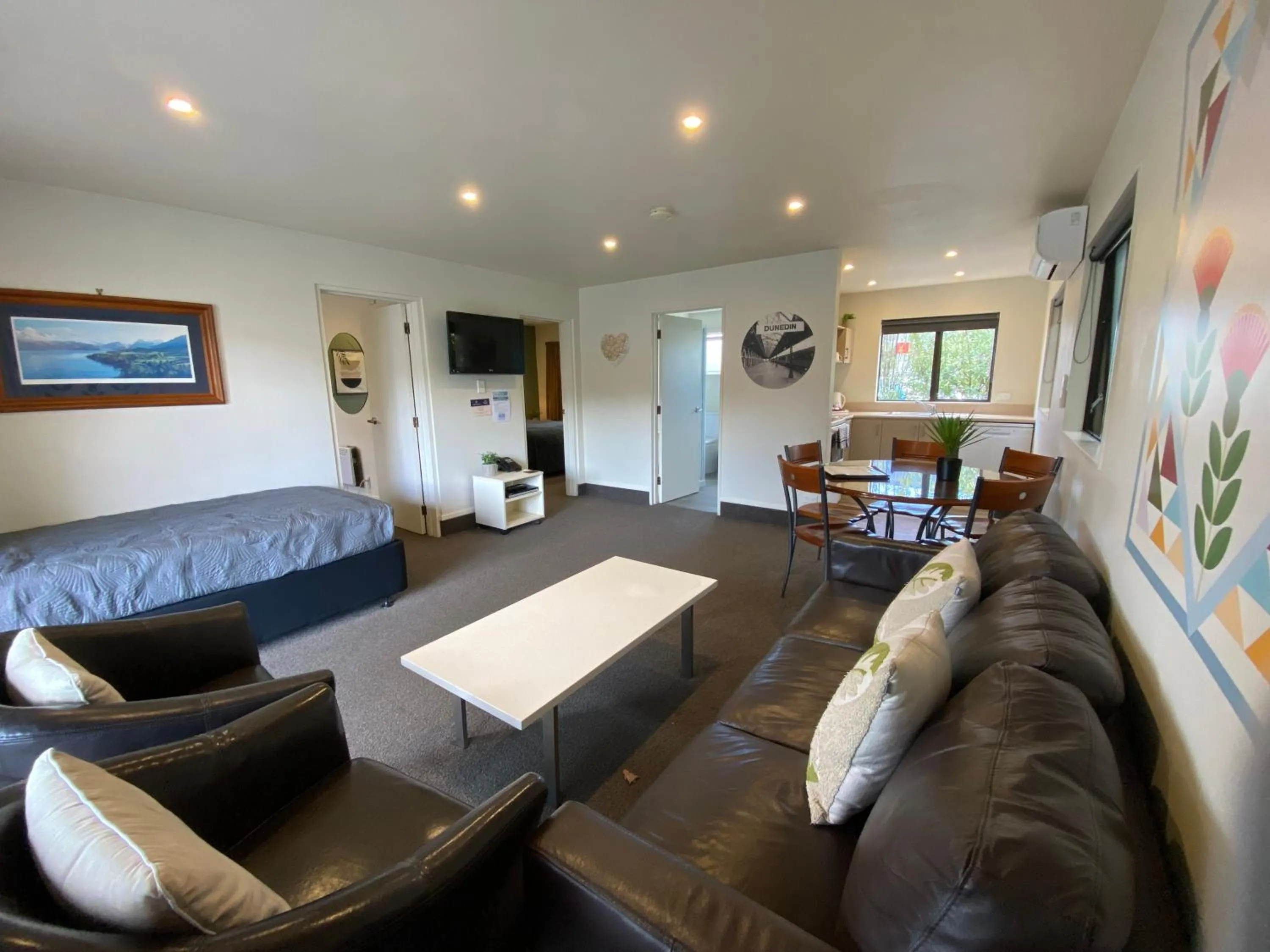 Living room in Commodore Motel