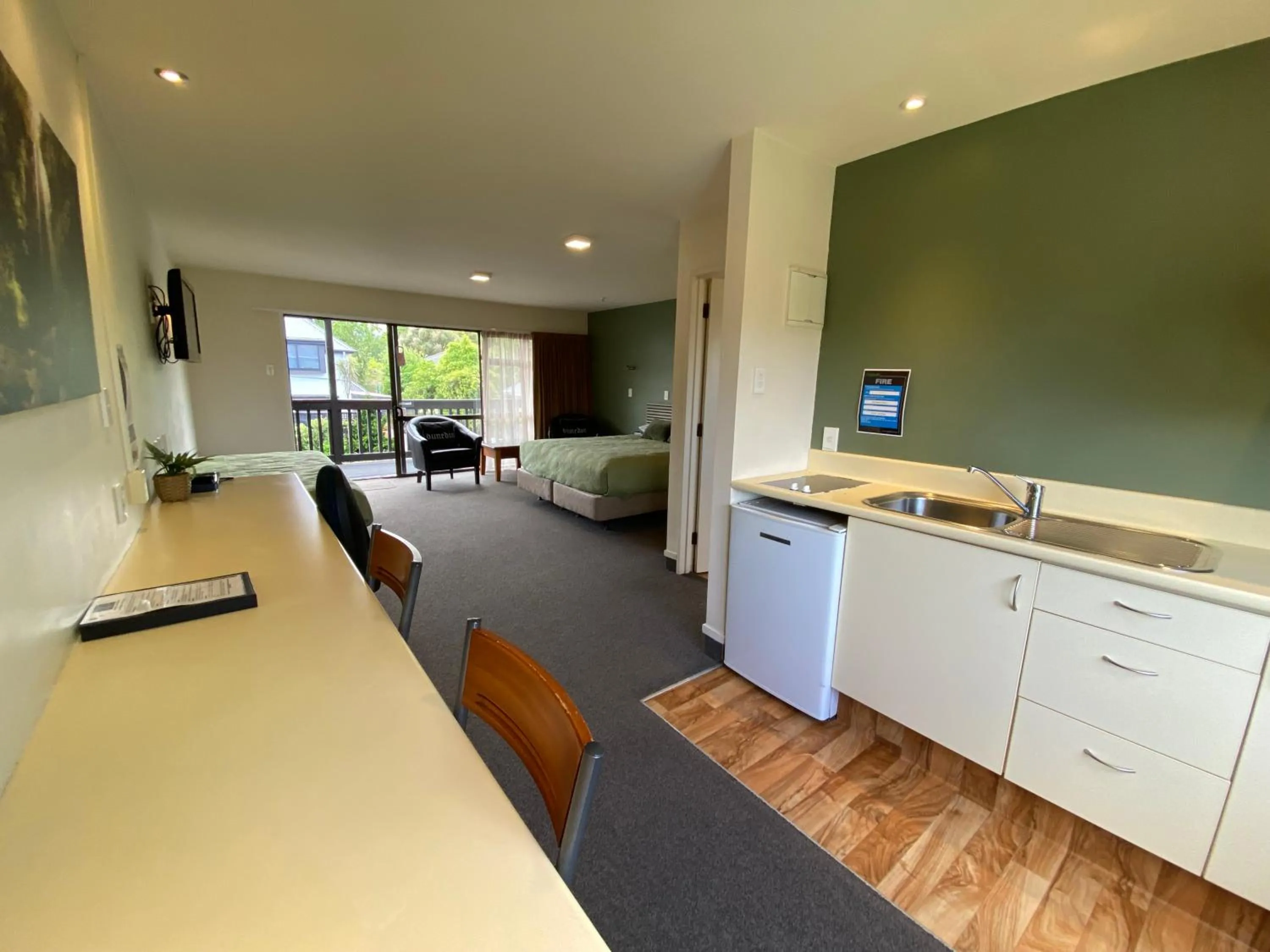 Kitchen or kitchenette in Commodore Motel