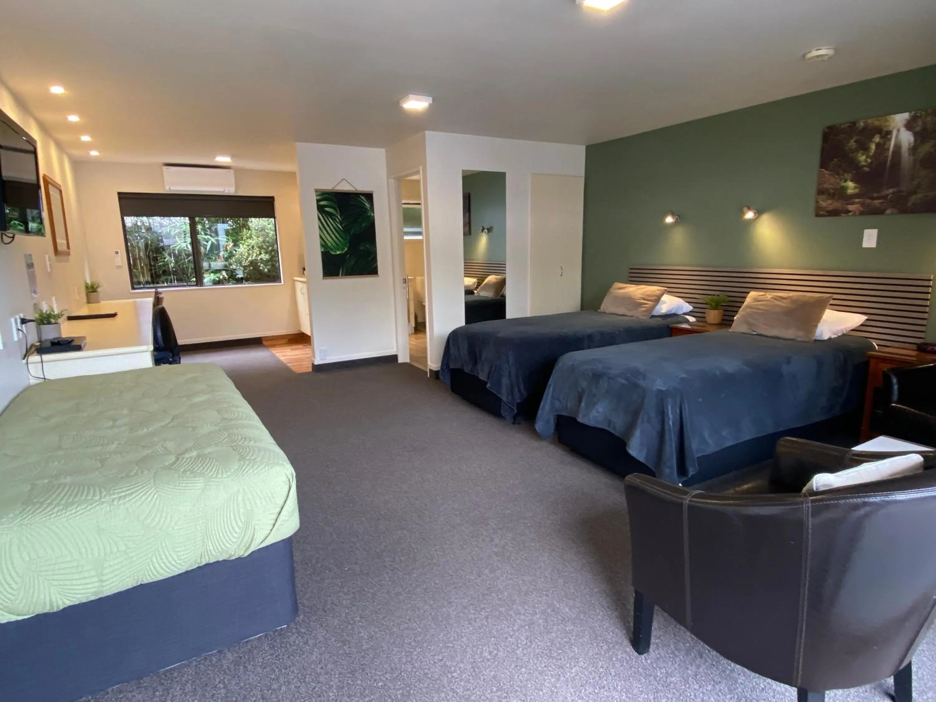 Photo of the whole room, Bed in Commodore Motel