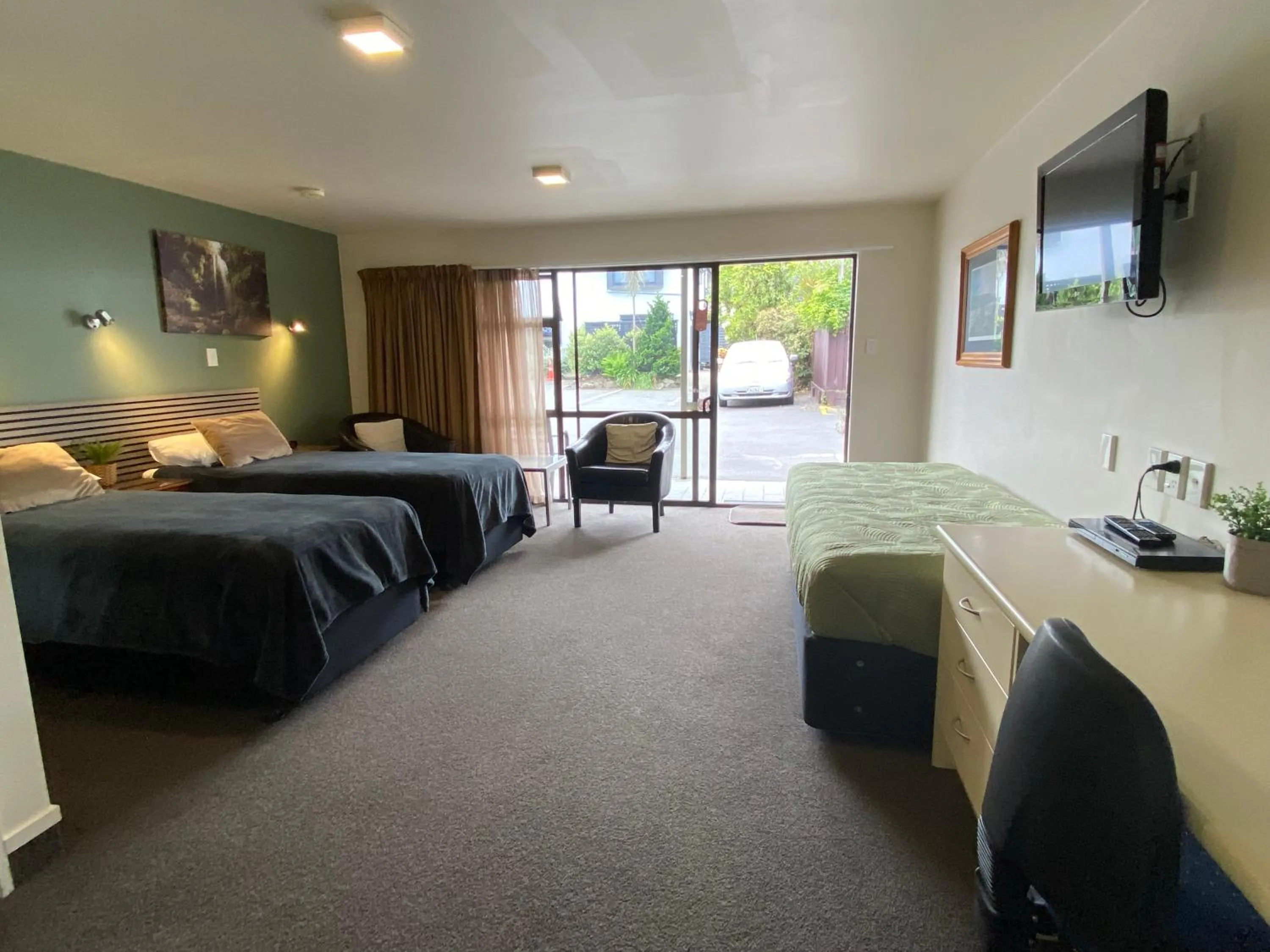 Photo of the whole room, Bed in Commodore Motel