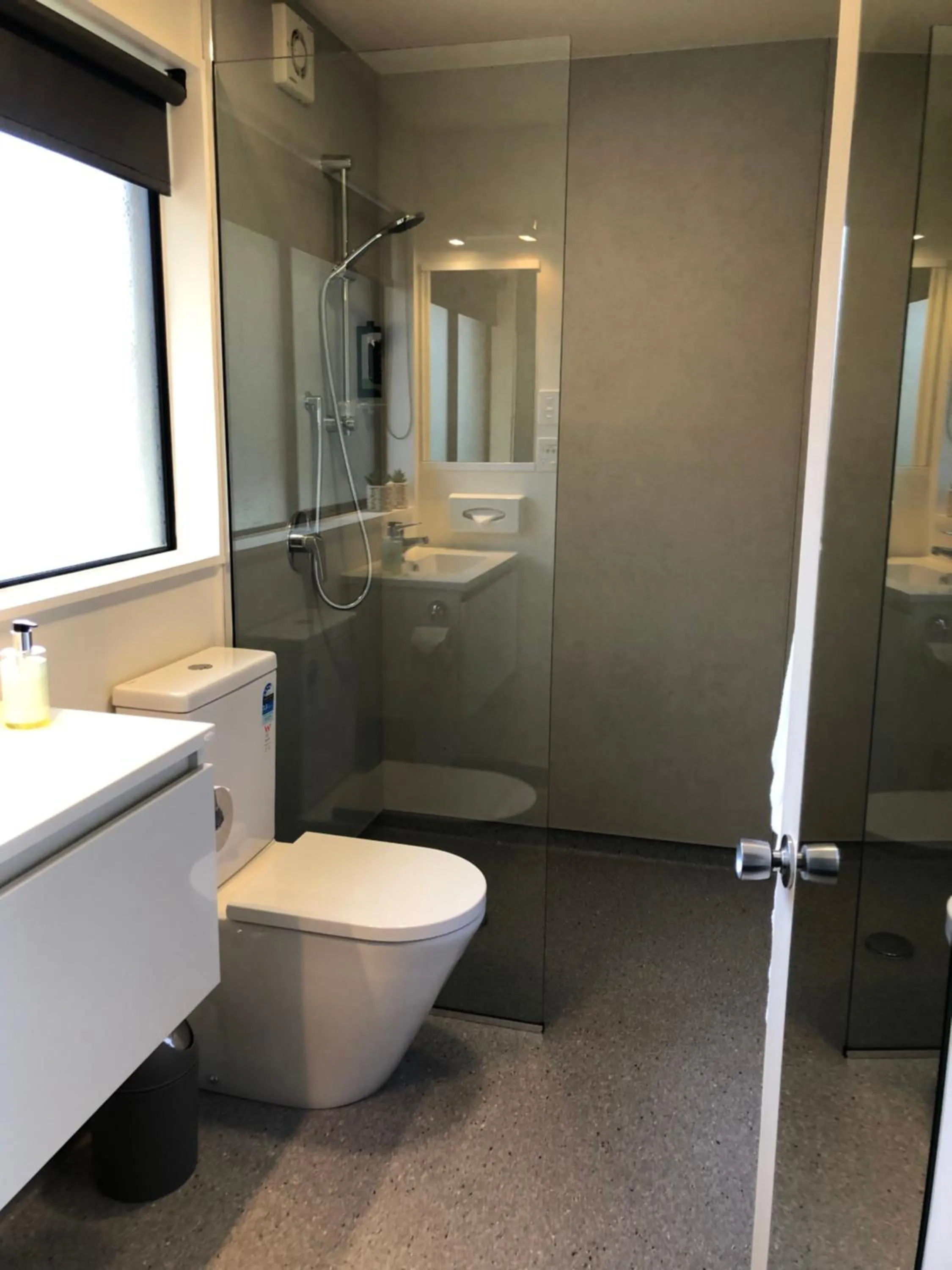 Bathroom in Commodore Motel