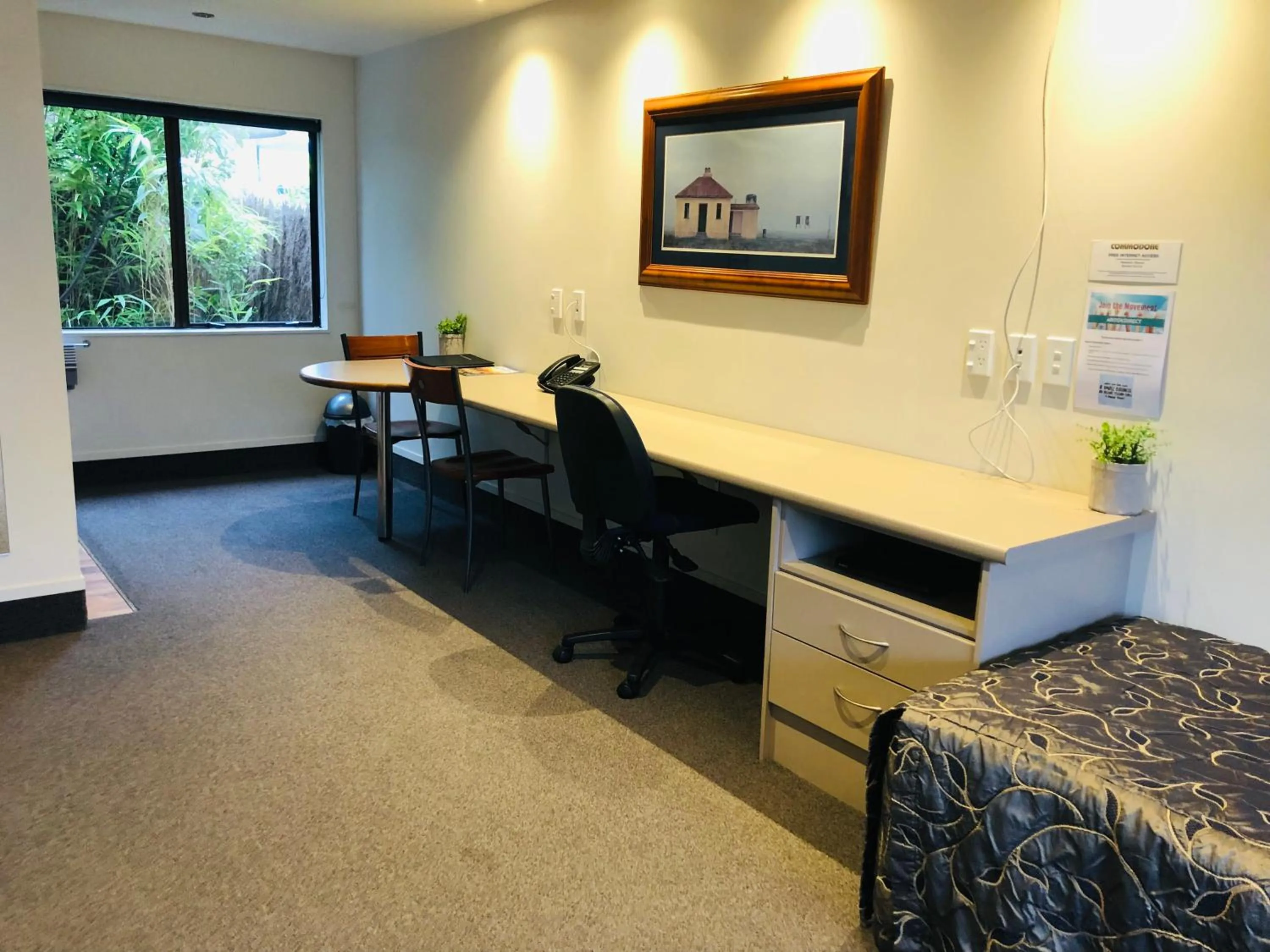 Living room in Commodore Motel