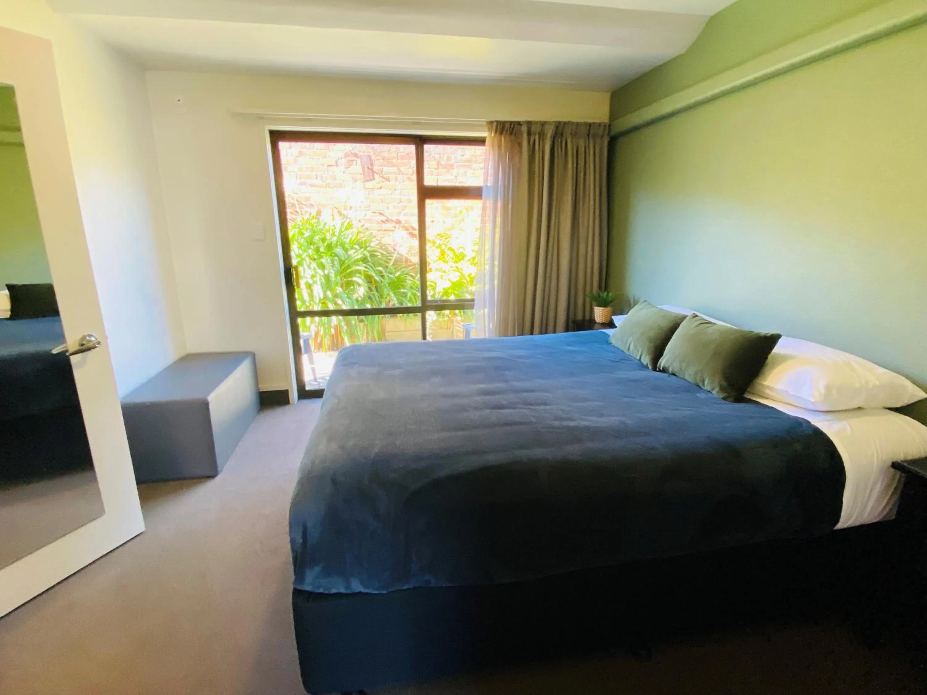 Bedroom, Bed in Commodore Motel