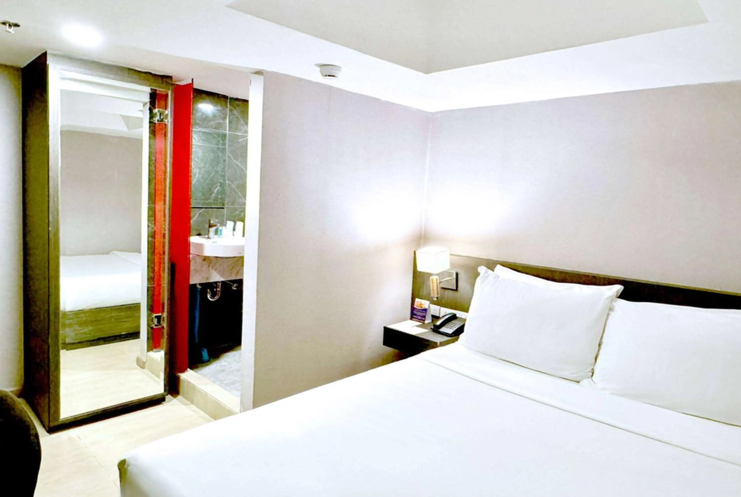 Photo of the whole room, Bed in Ramada Sukhumvit Soi Eleven