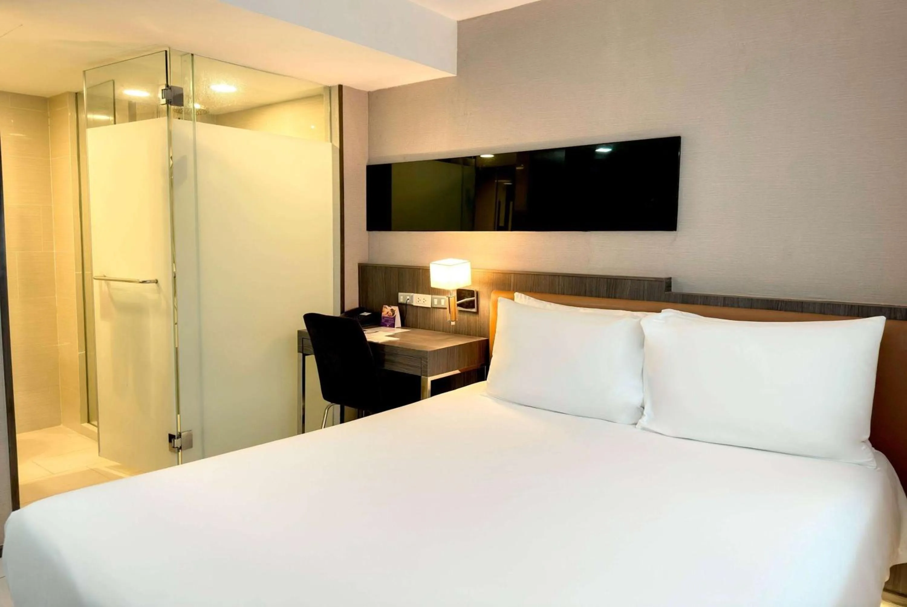 Photo of the whole room, Bed in Ramada Sukhumvit Soi Eleven