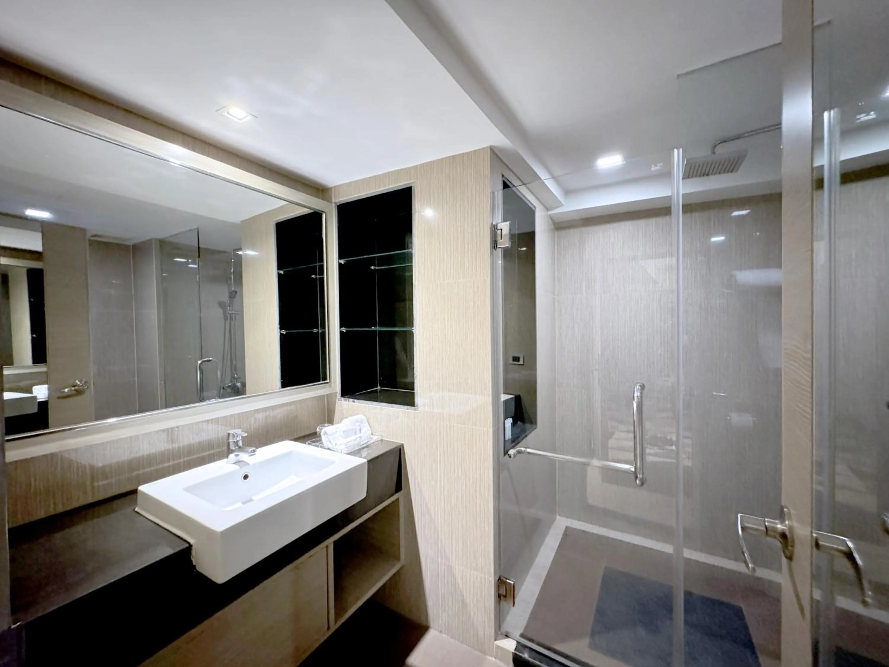 Toilet in Ramada Sukhumvit Soi Eleven