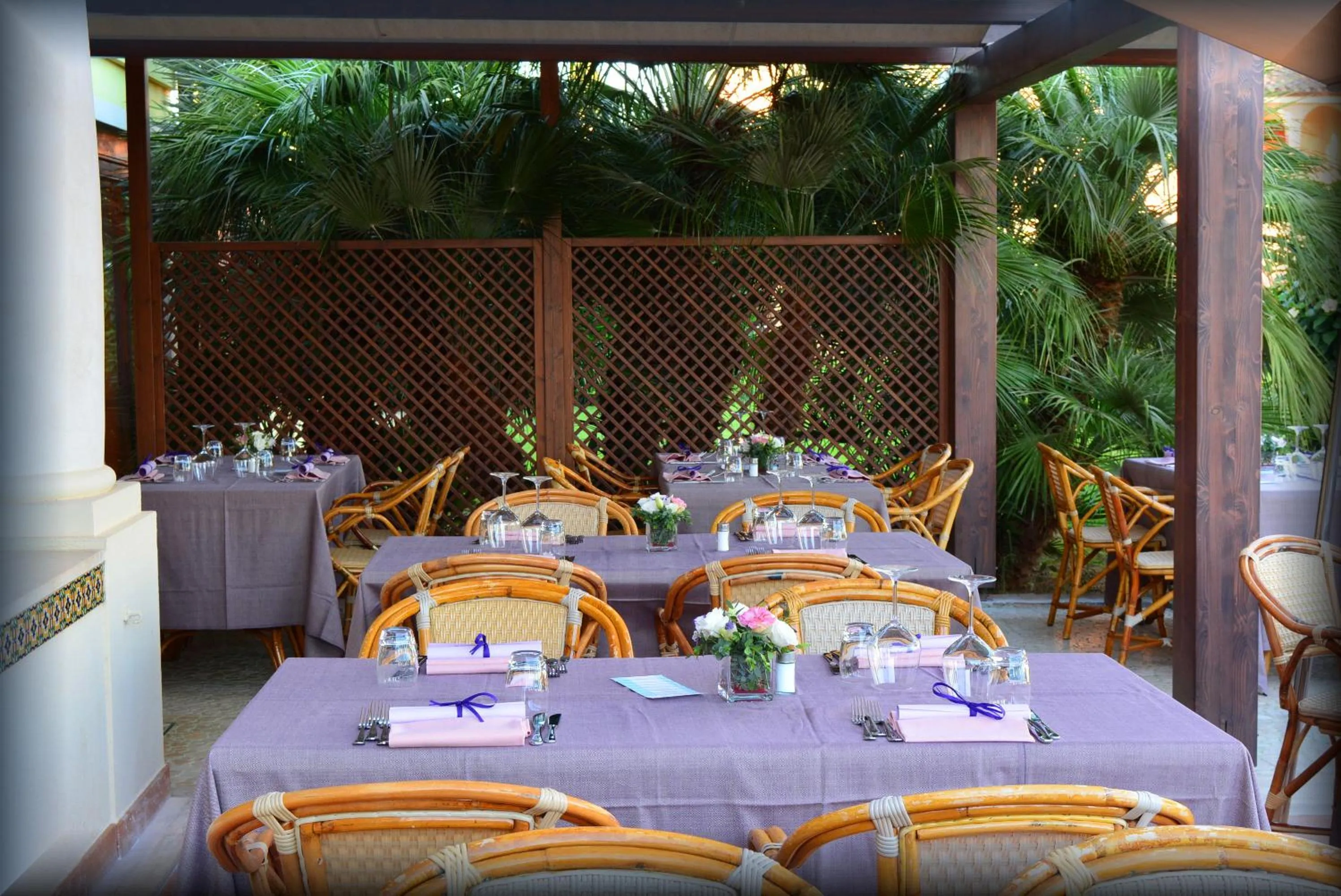 Restaurant/places to eat in Lantana Resort Hotel&Apartments