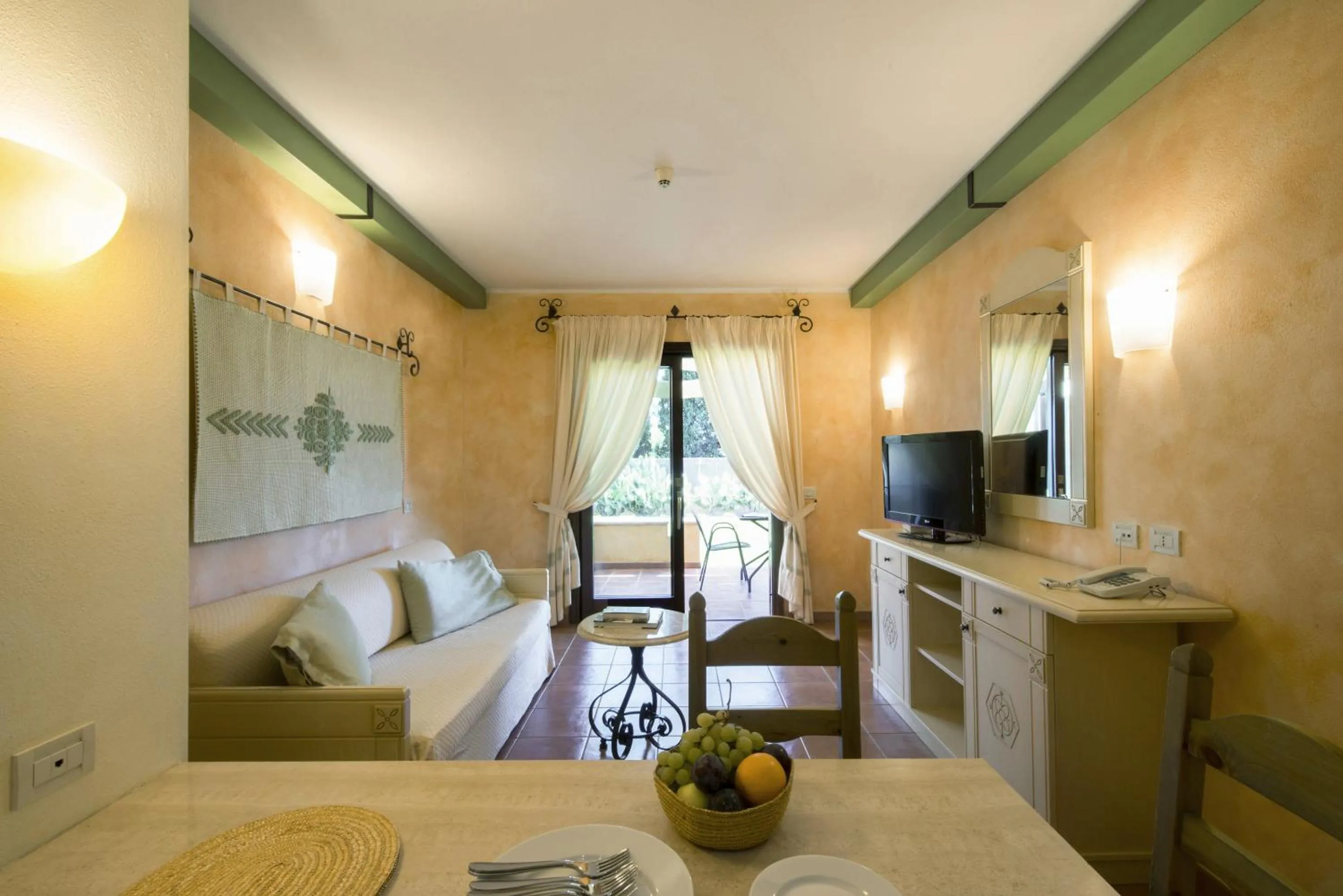 Living room, Bed in Lantana Resort Hotel&Apartments